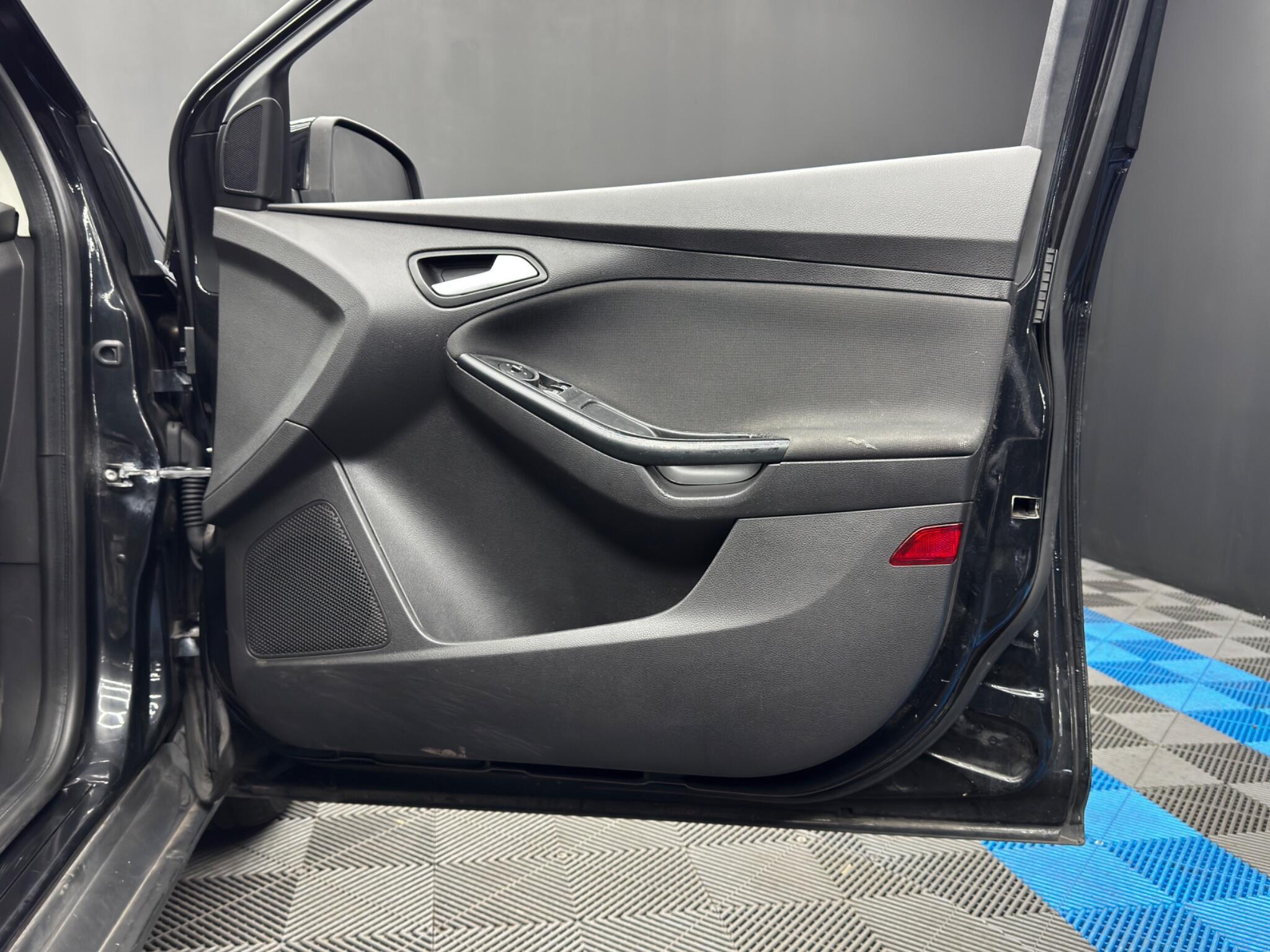 Ford Focus - Image 32