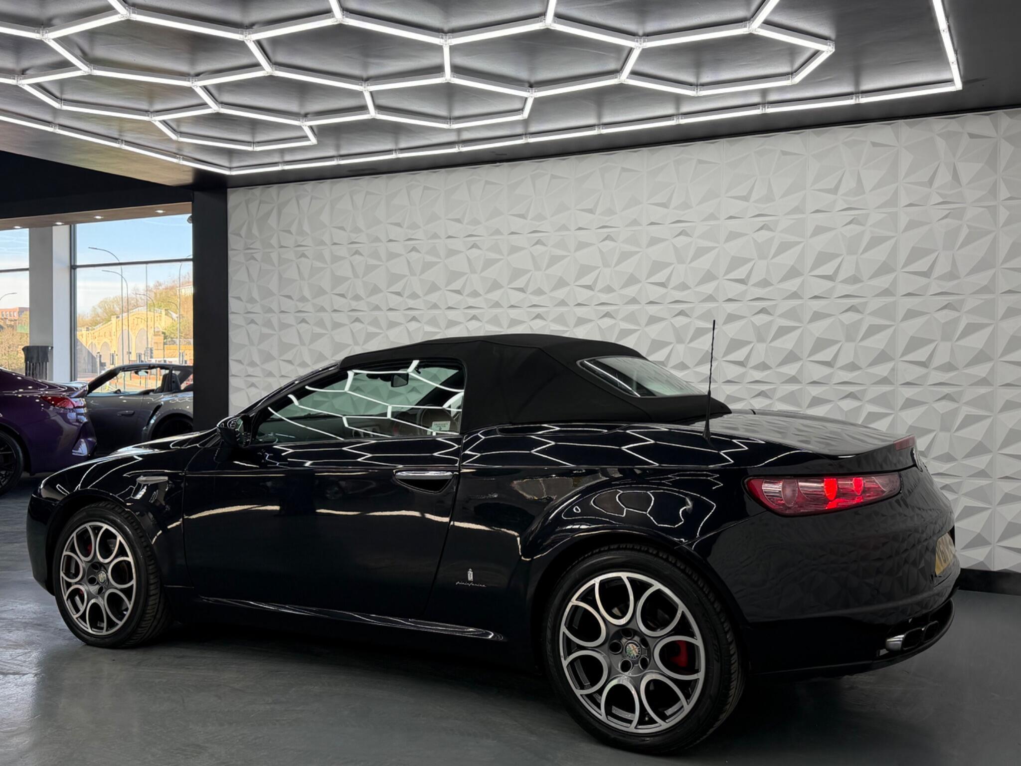 Alfa Romeo Spider - Image 8