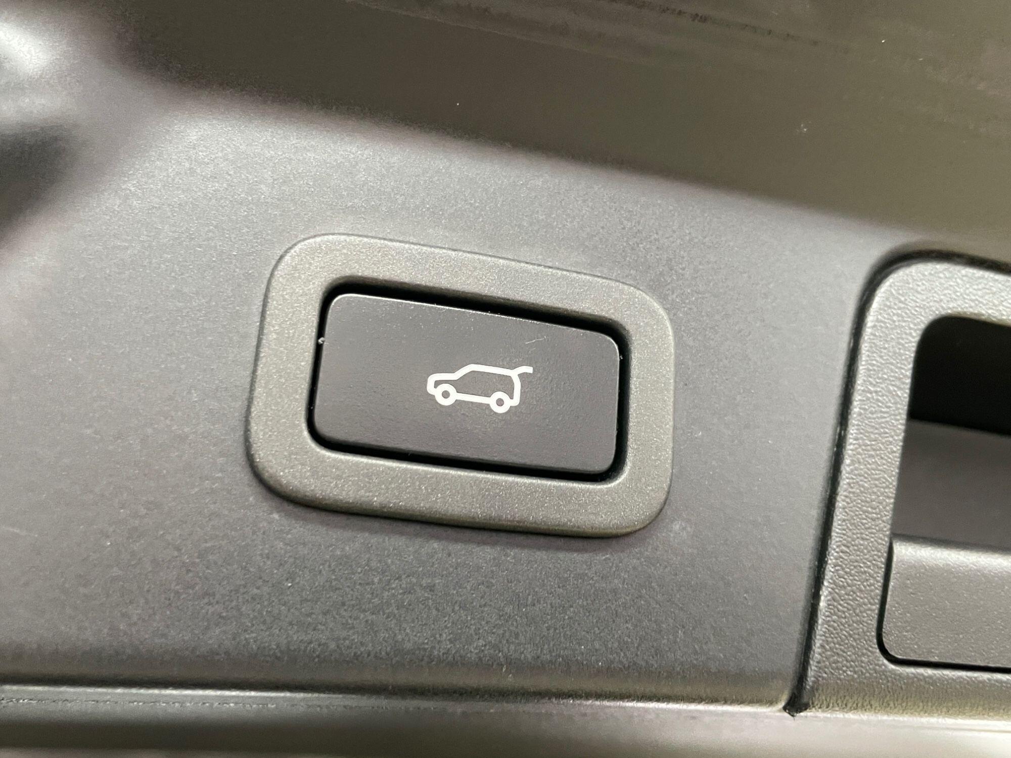 Land Rover Range Rover Velar - Image 19