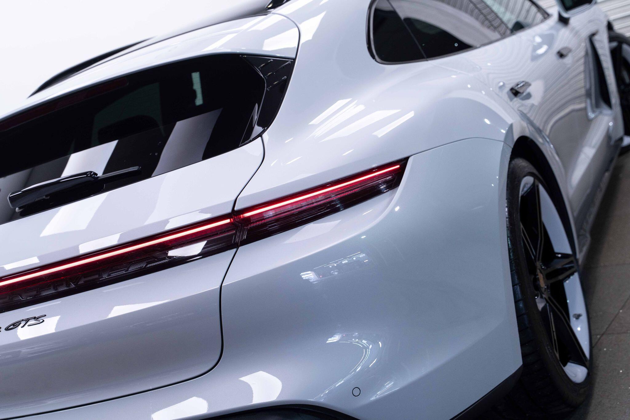 Porsche Taycan - Image 6