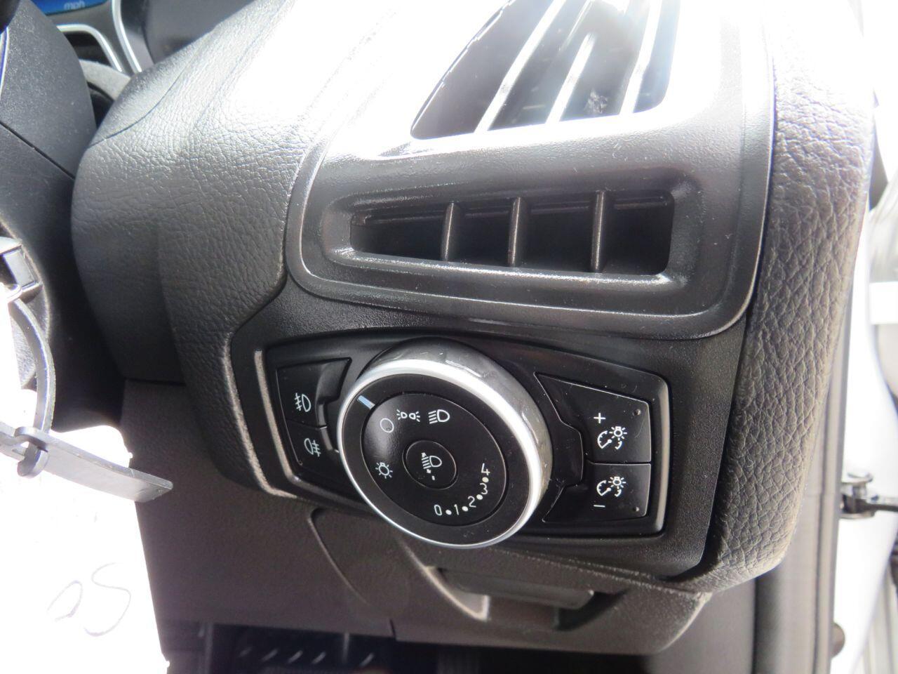 Ford Focus - Image 19