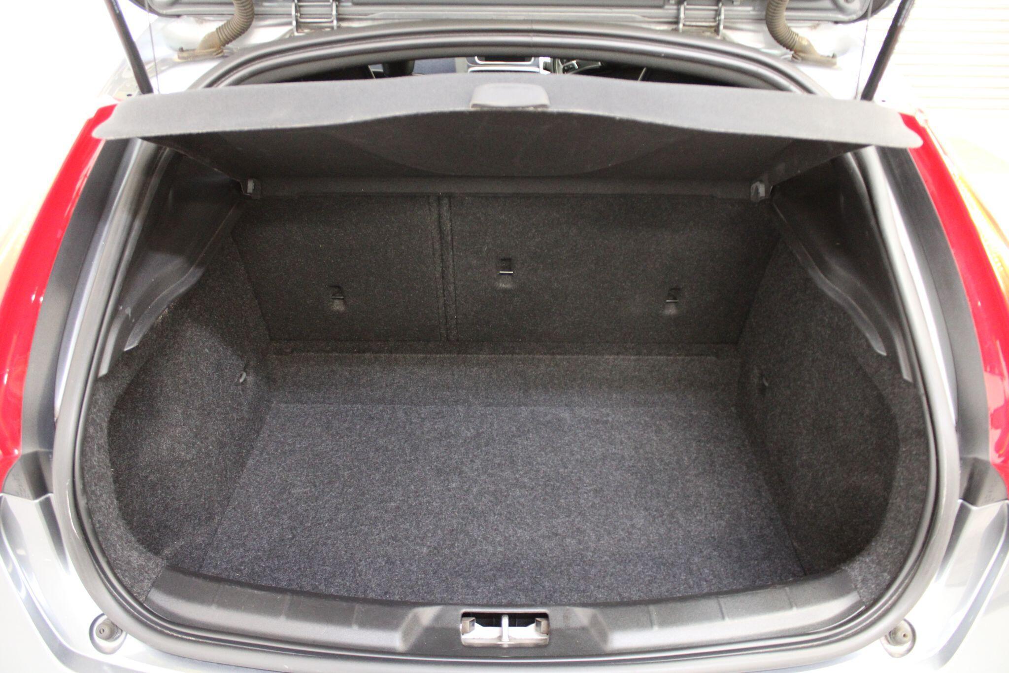 Volvo V40 - Image 16