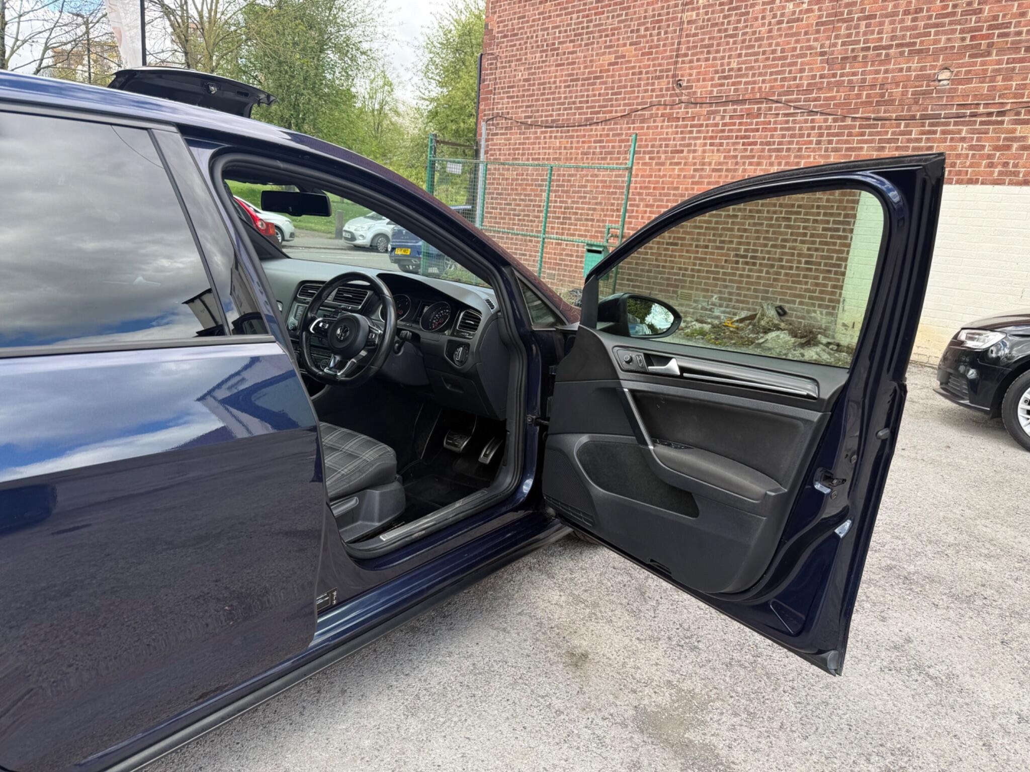 Volkswagen Golf - Image 20