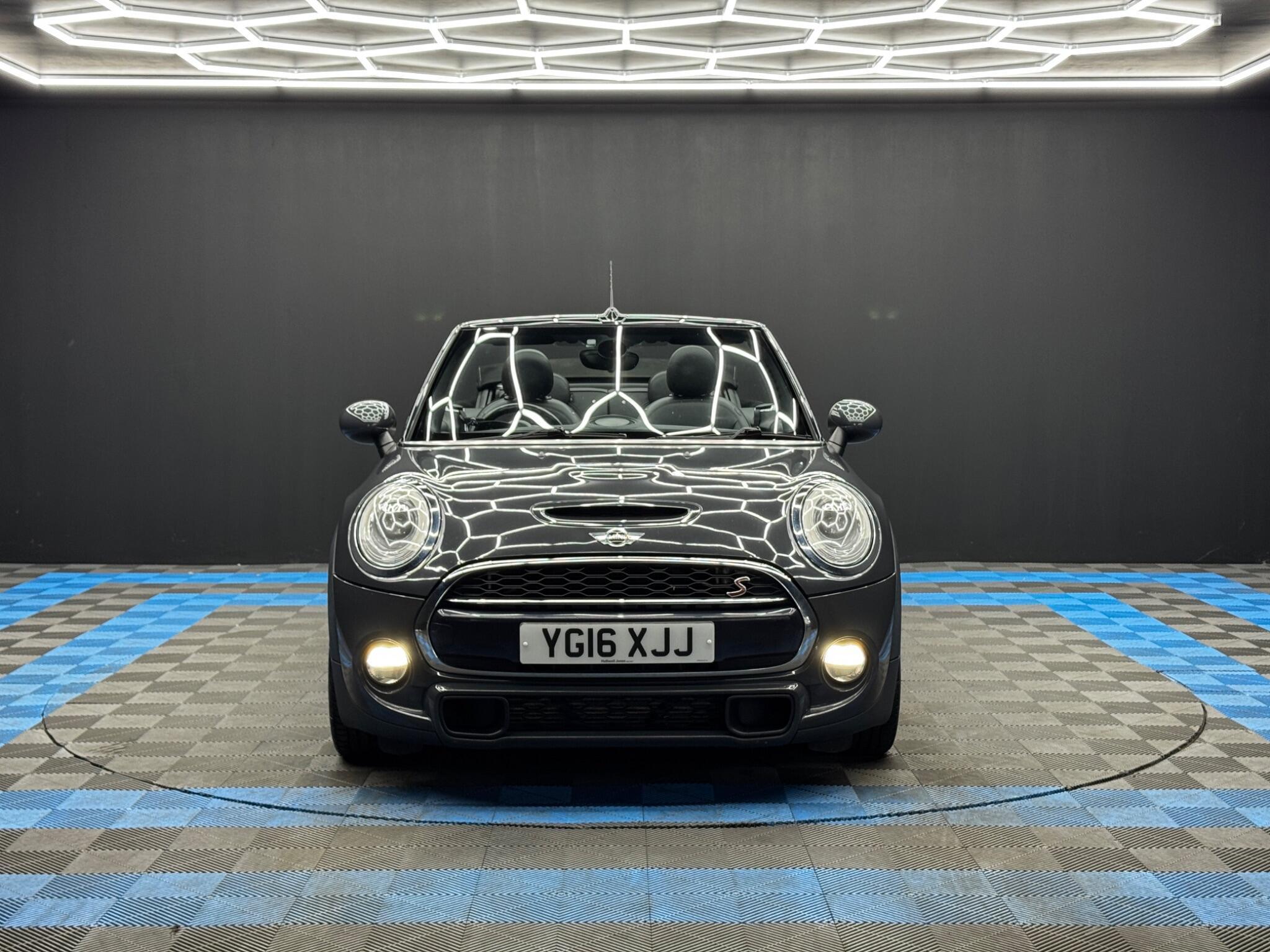 MINI Convertible - Image 2