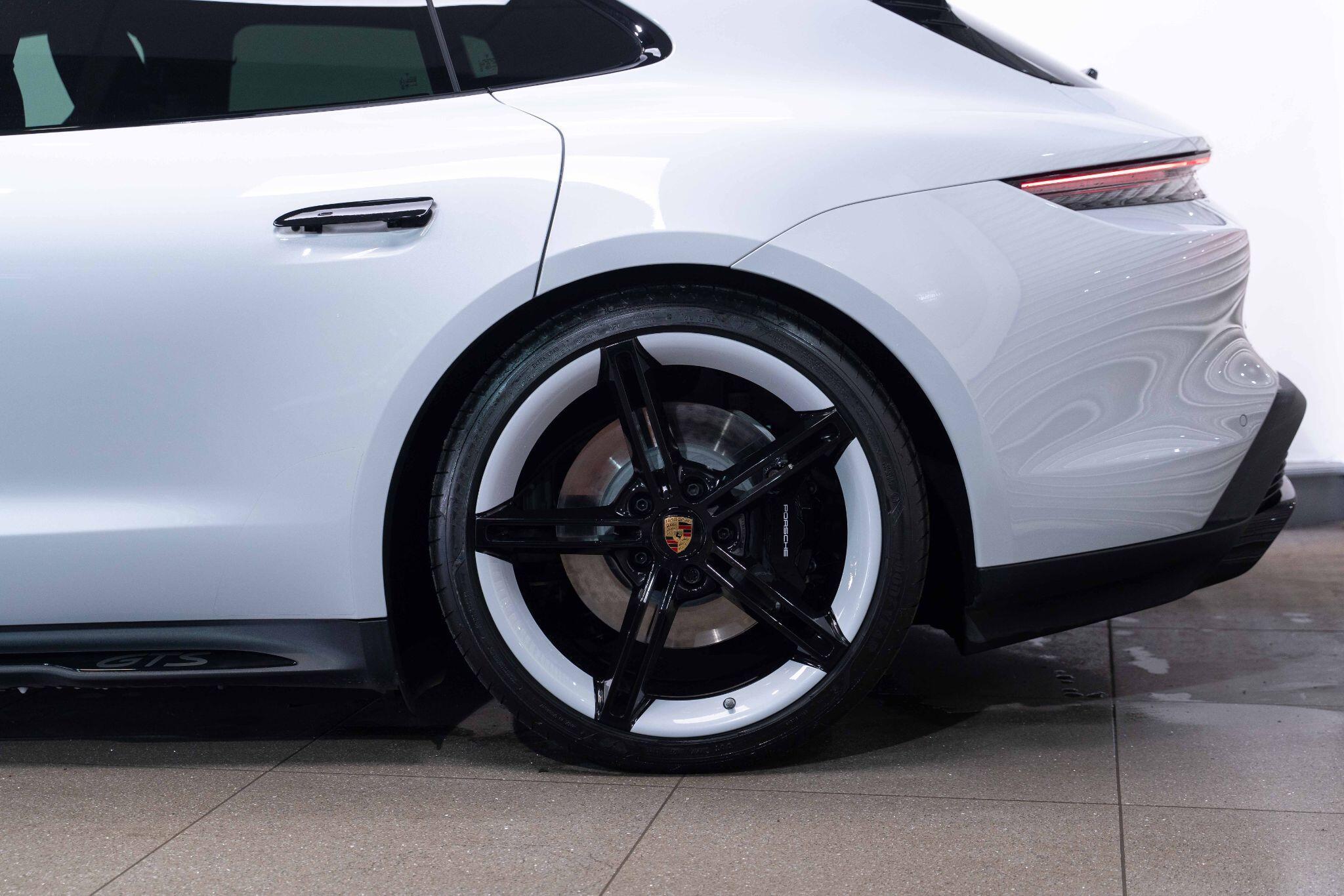 Porsche Taycan - Image 12