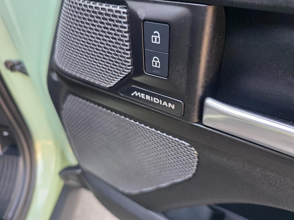 Land Rover Defender 90 - Image 36