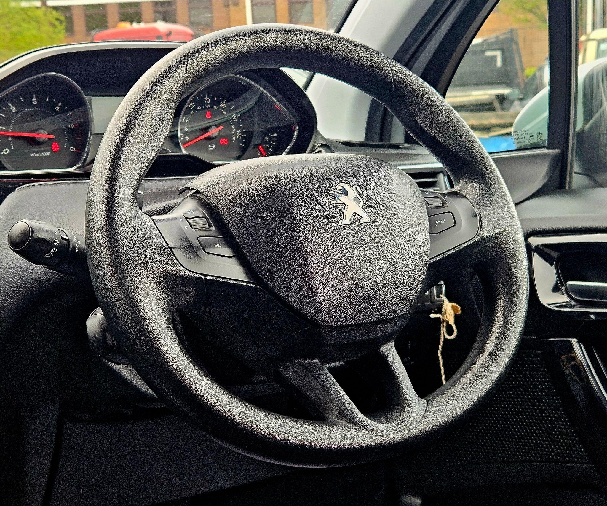Peugeot 208 - Image 32