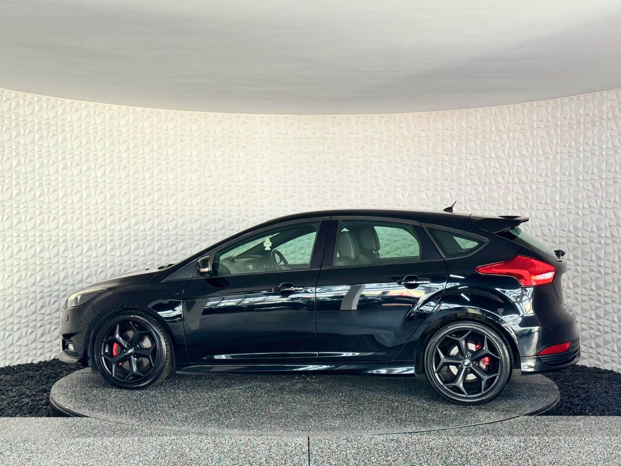 Ford Focus - Image 18