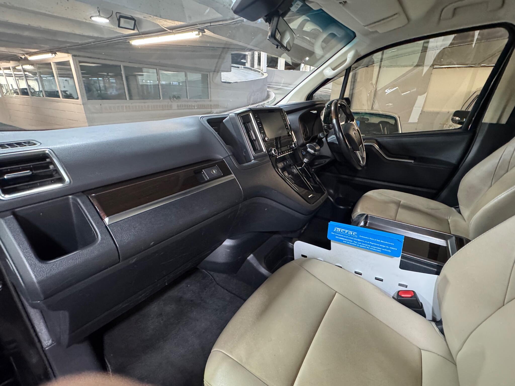 Toyota Granace - Image 11