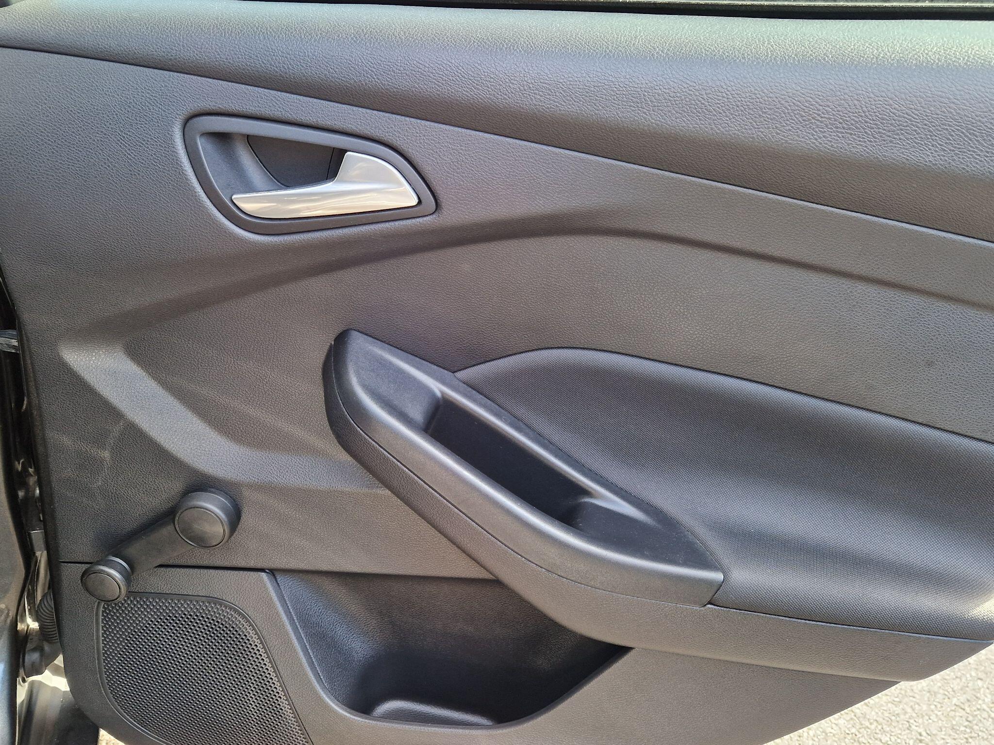 Ford Focus - Image 36