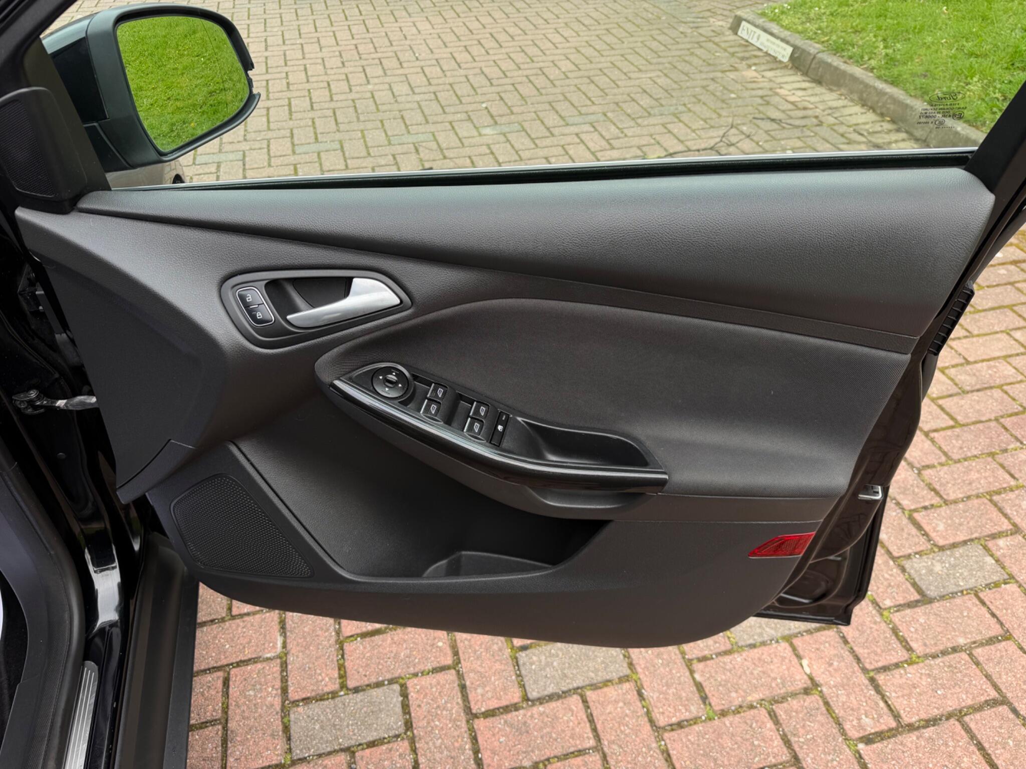 Ford Focus - Image 36