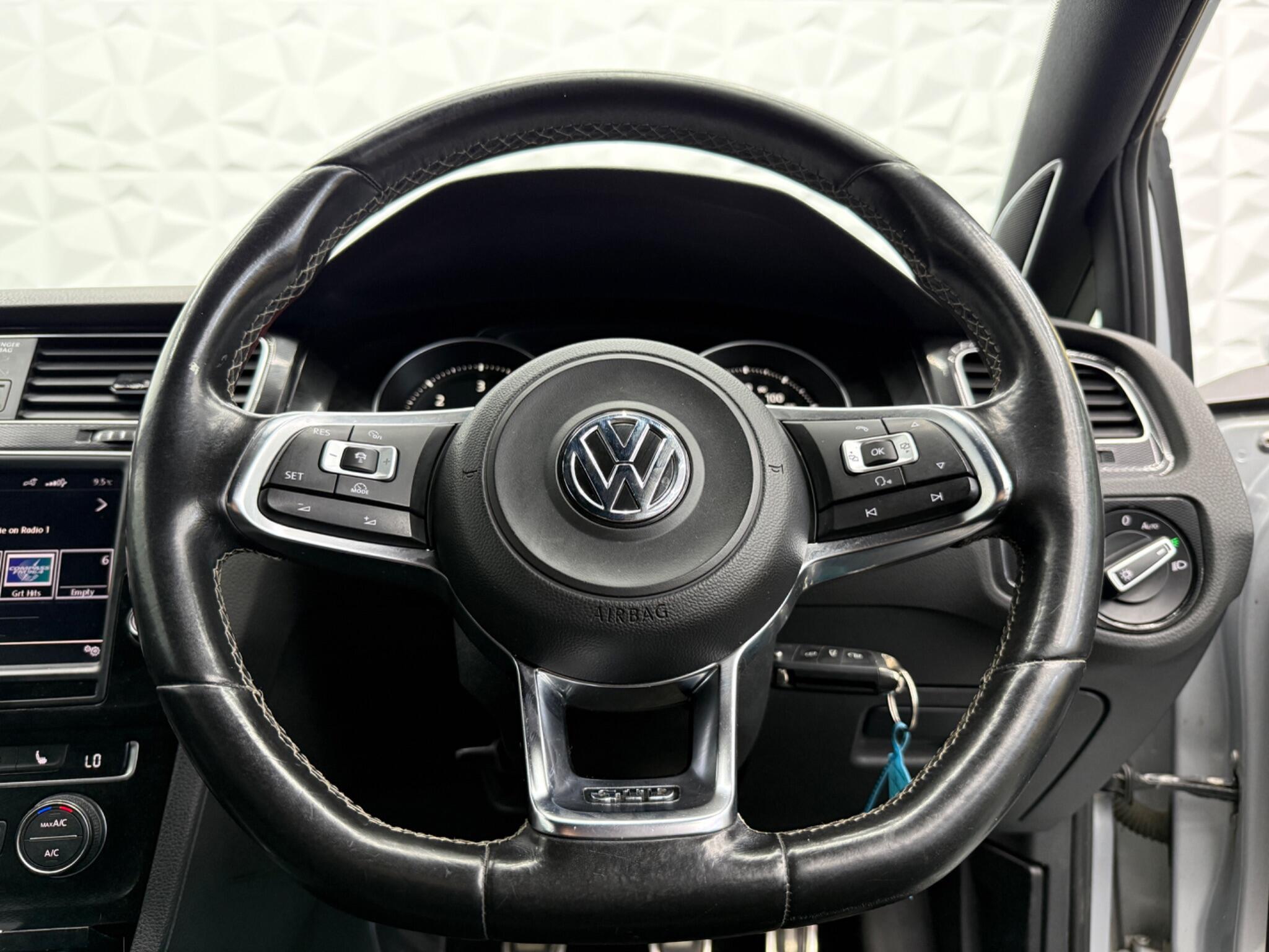 Volkswagen Golf - Image 27