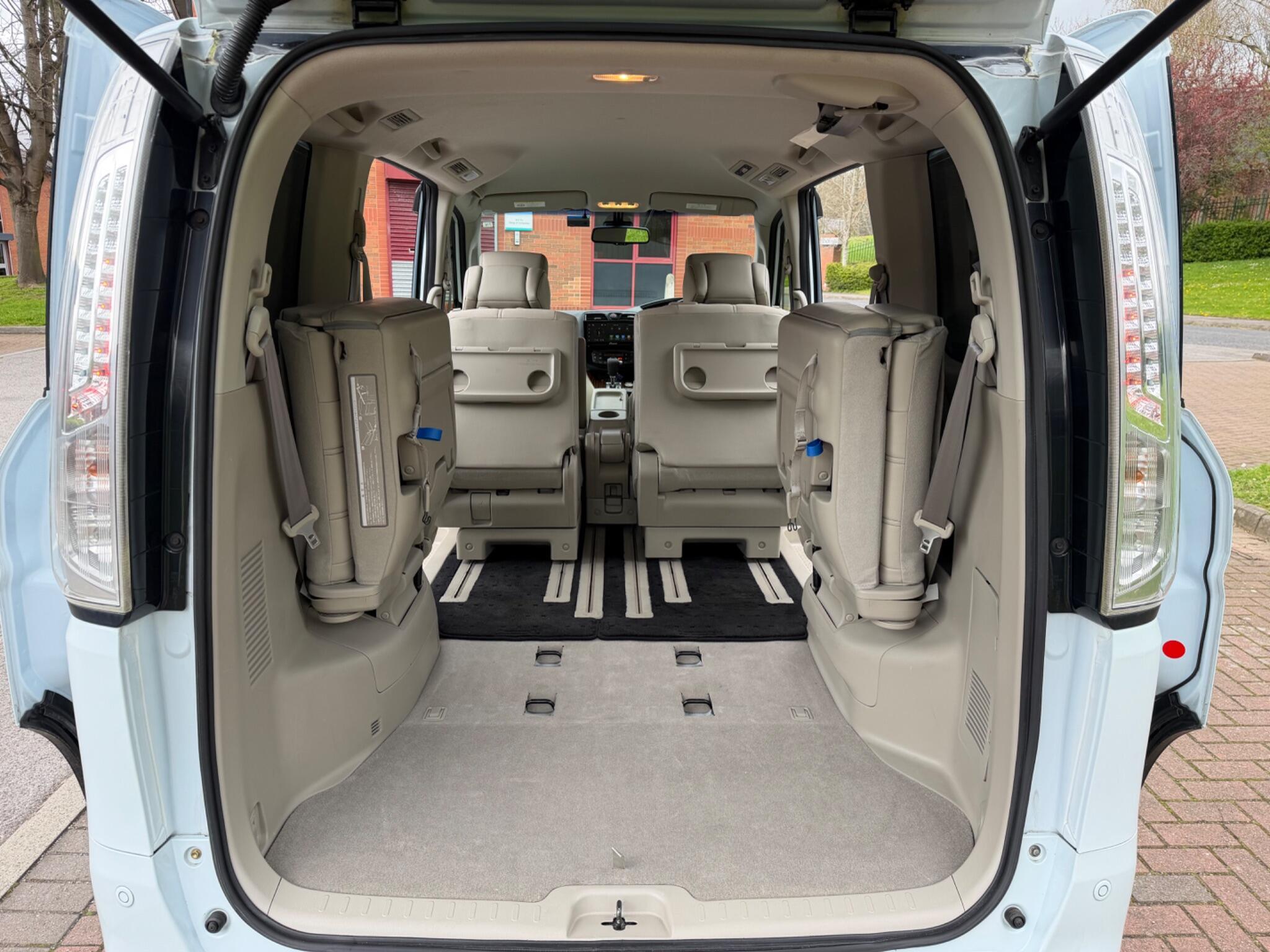 Nissan Serena - Image 54