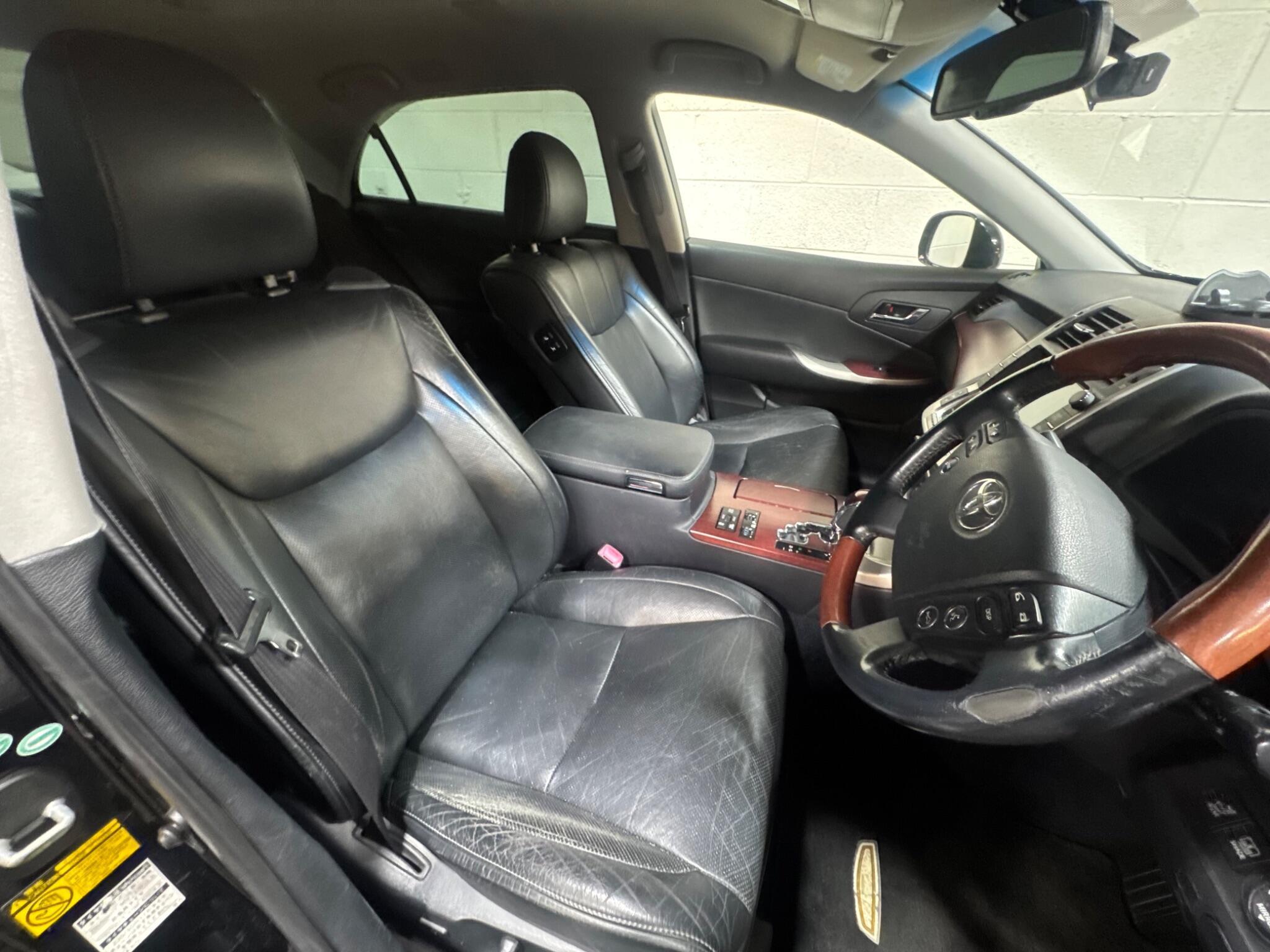 Toyota CROWN - Image 8