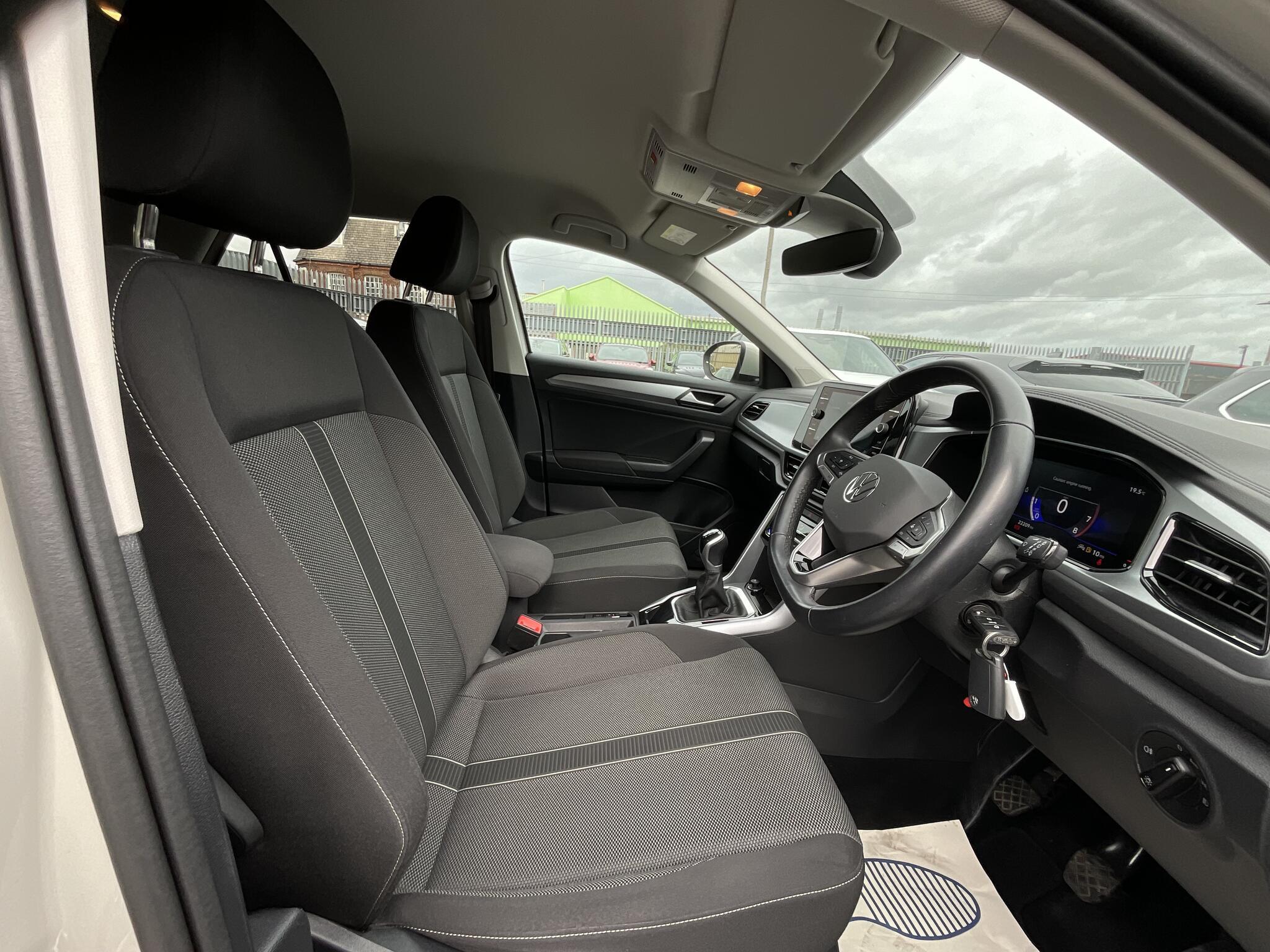 Volkswagen T-Roc - Image 9