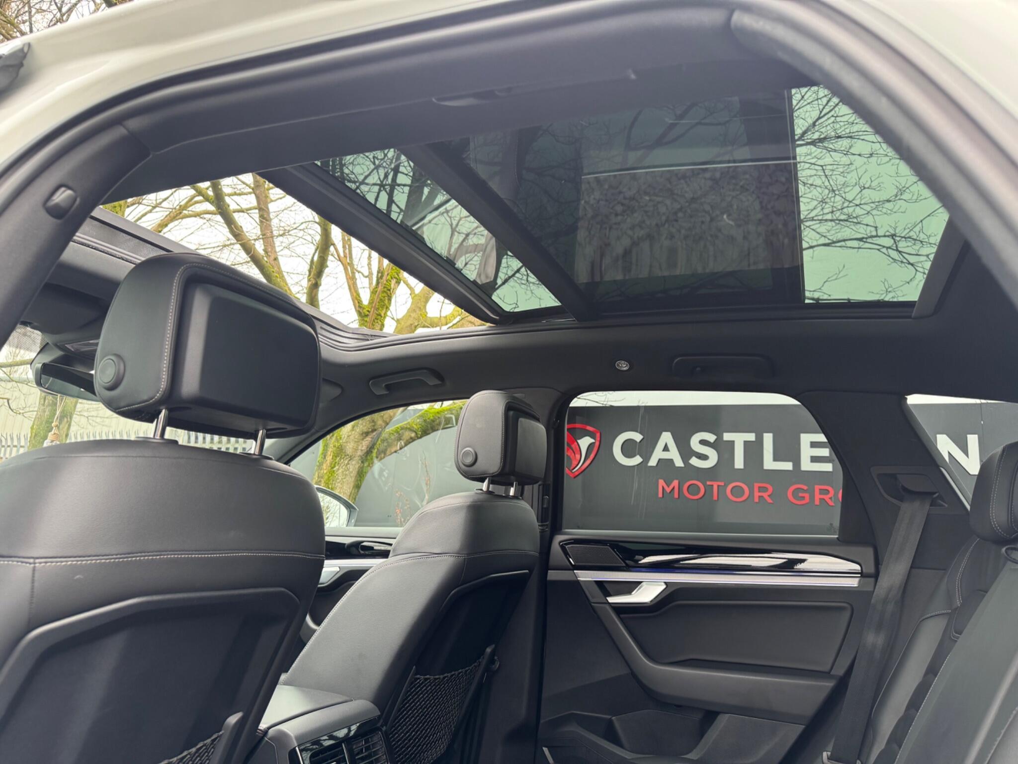 Volkswagen Touareg - Image 22