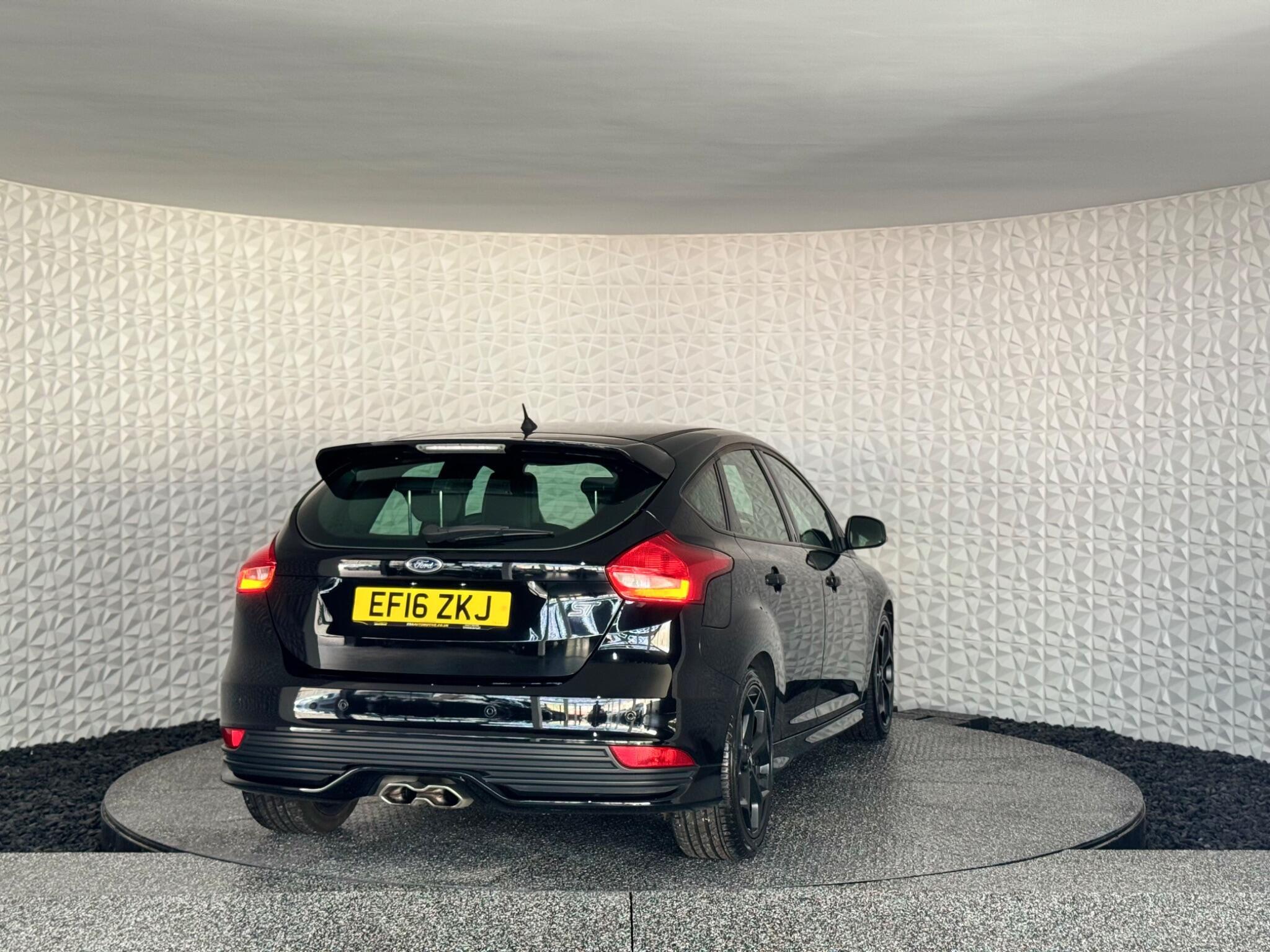 Ford Focus - Image 12
