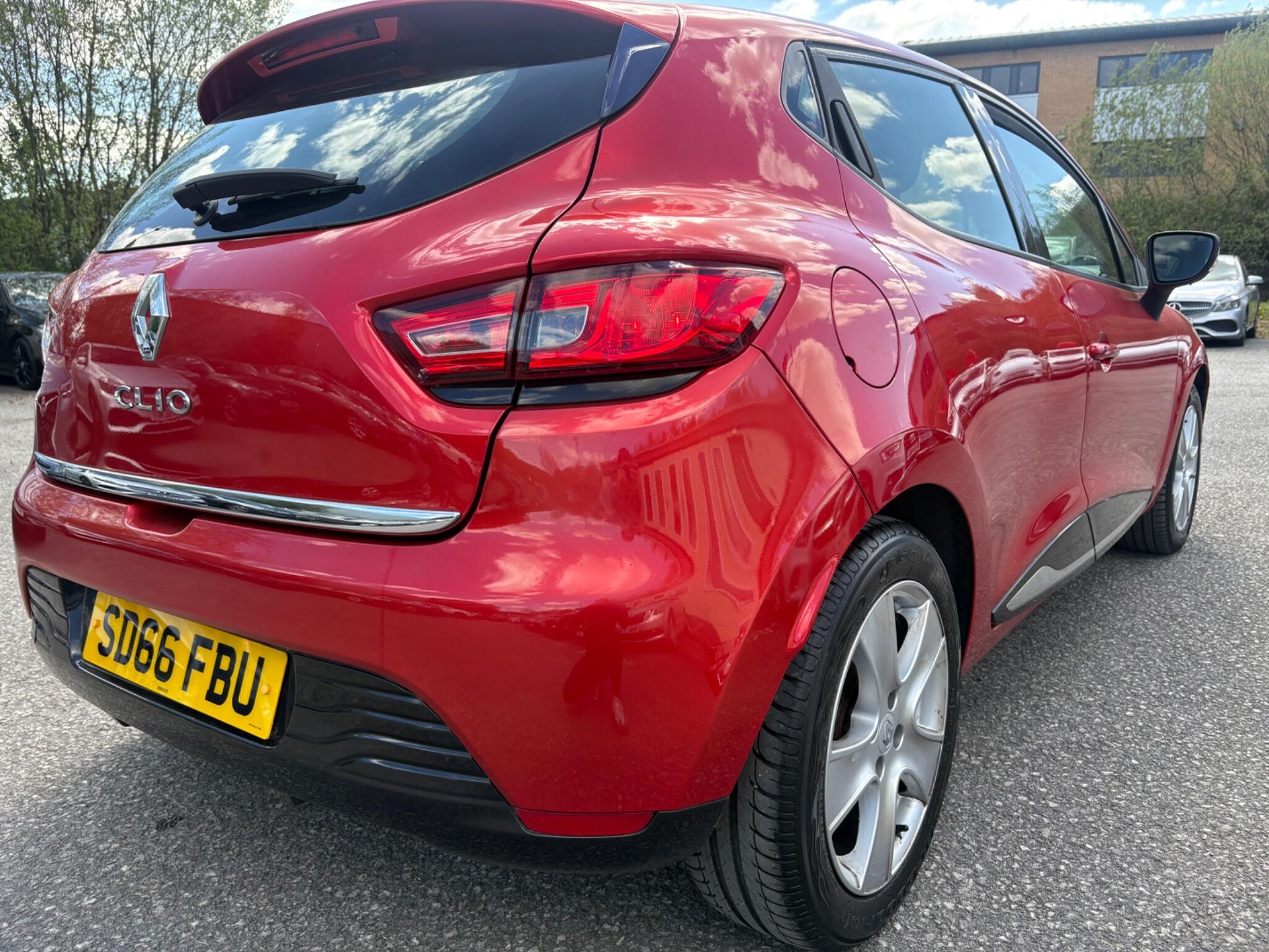 Renault Clio - Image 19