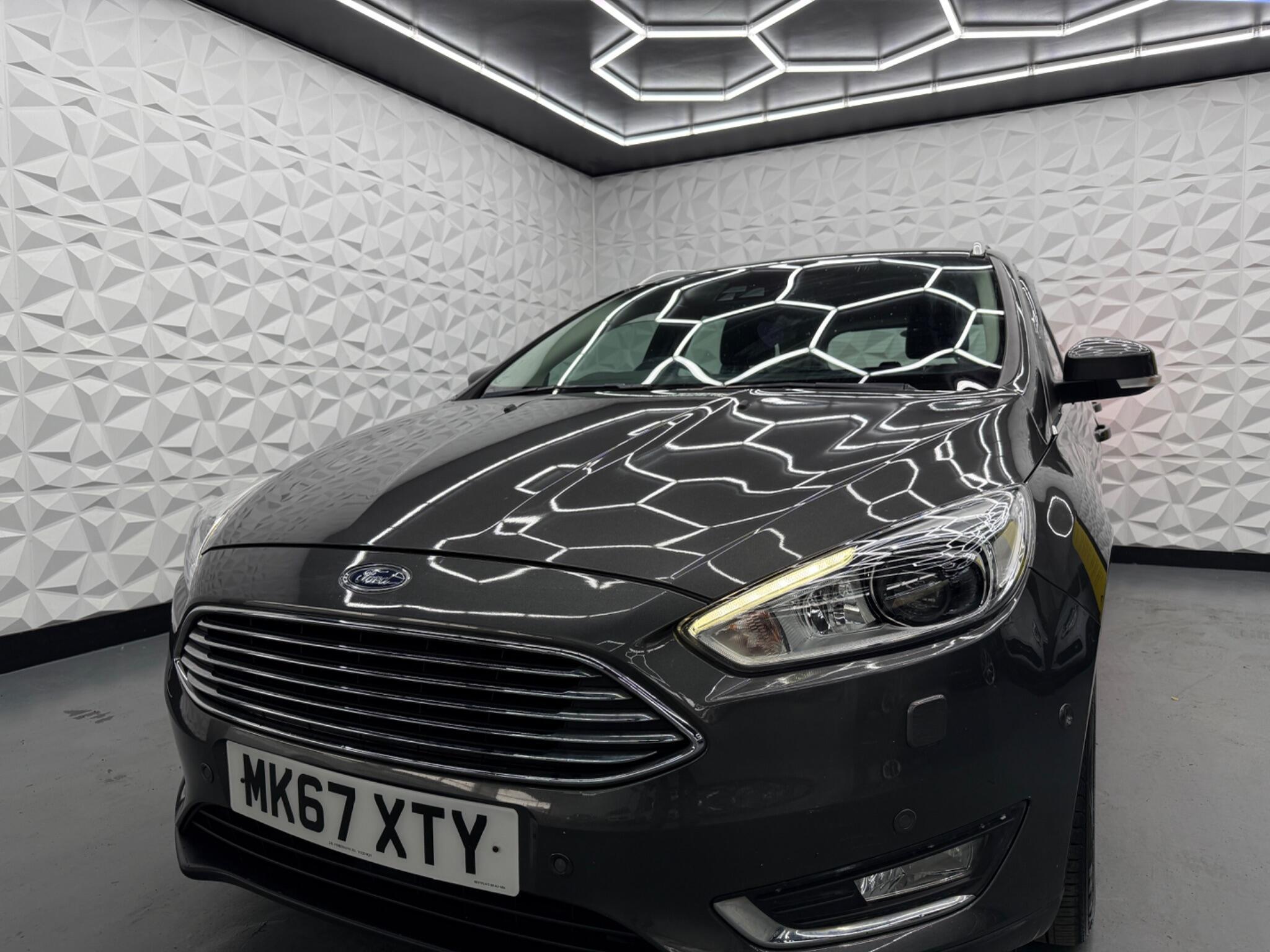 Ford Focus - Image 12