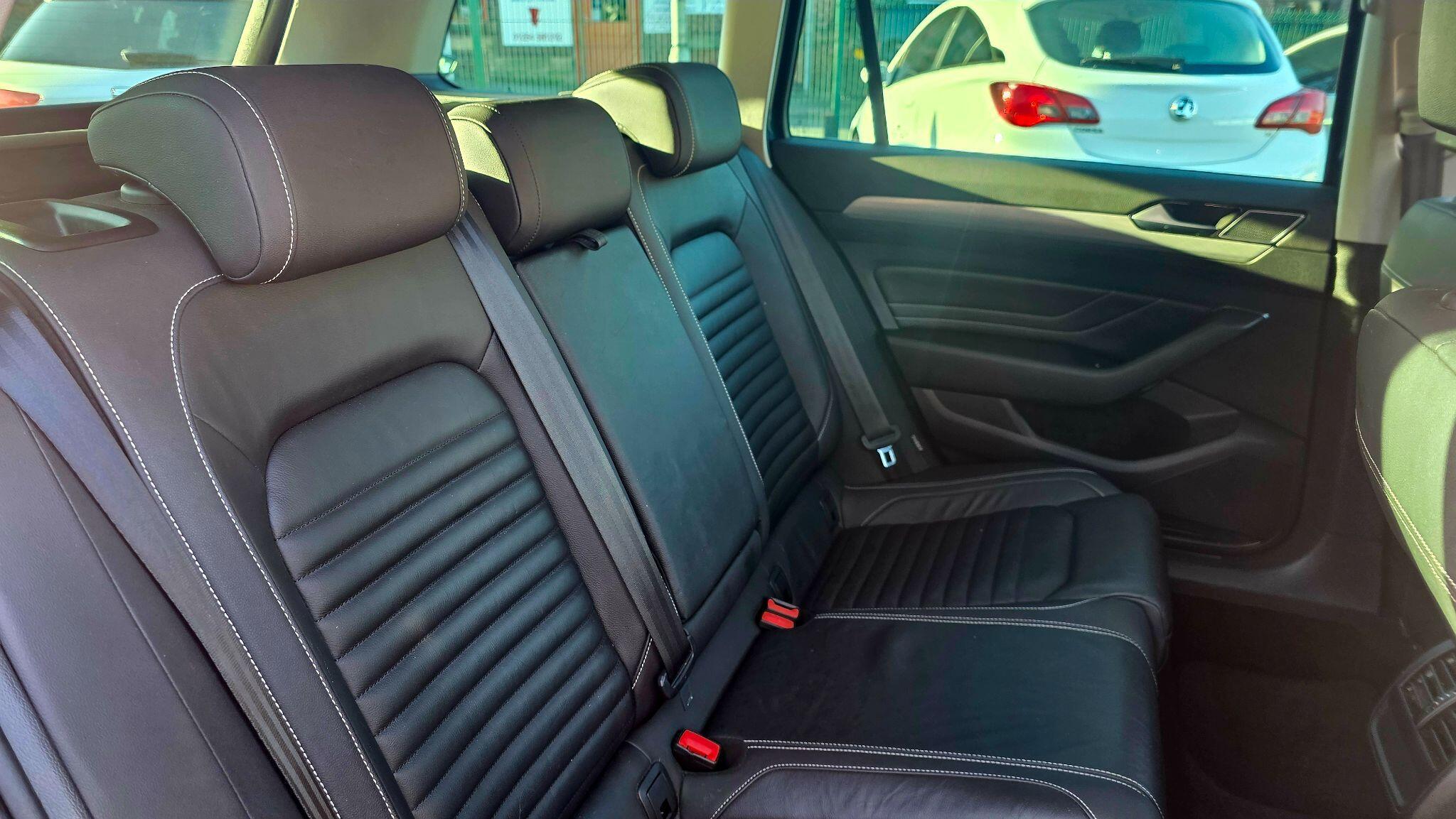 Volkswagen Passat - Image 19