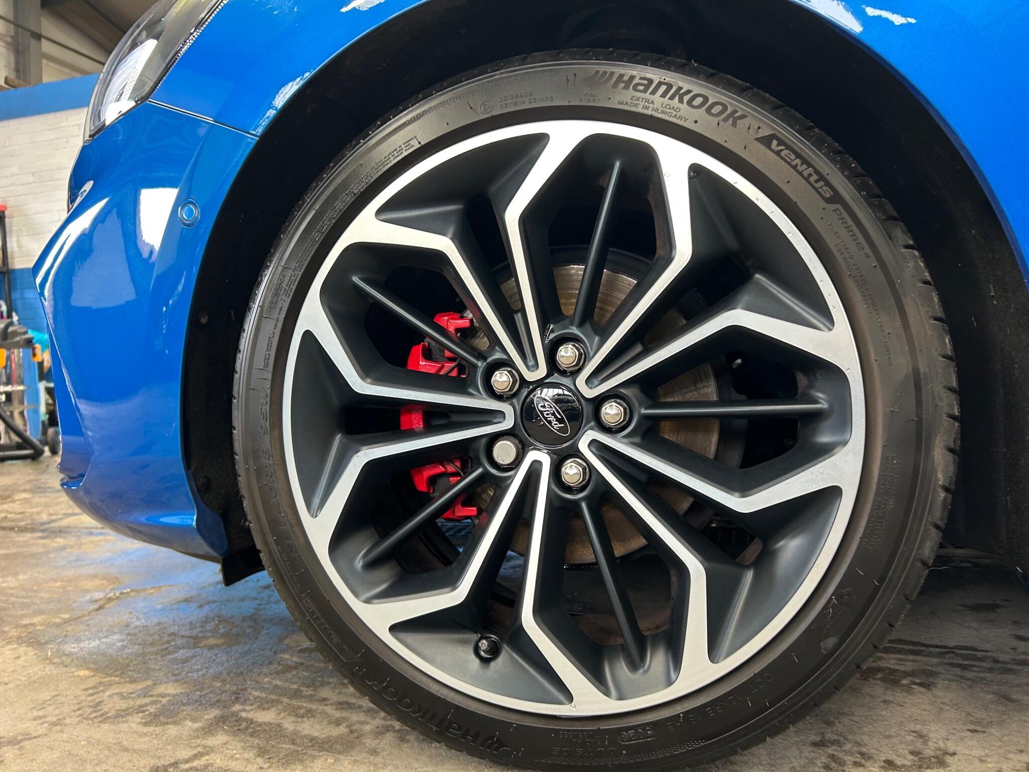 Ford Focus - Image 40