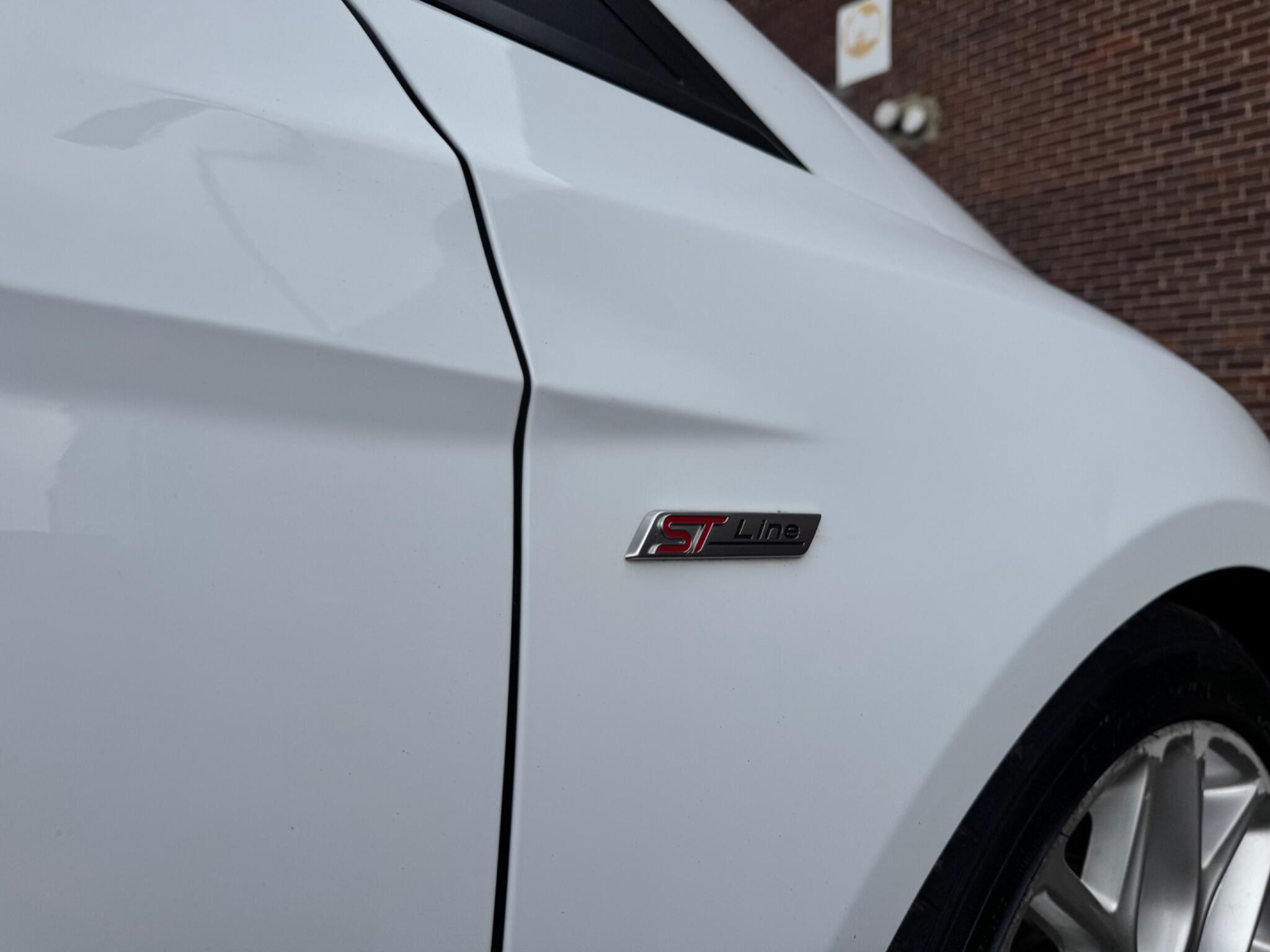 Ford Focus - Image 19