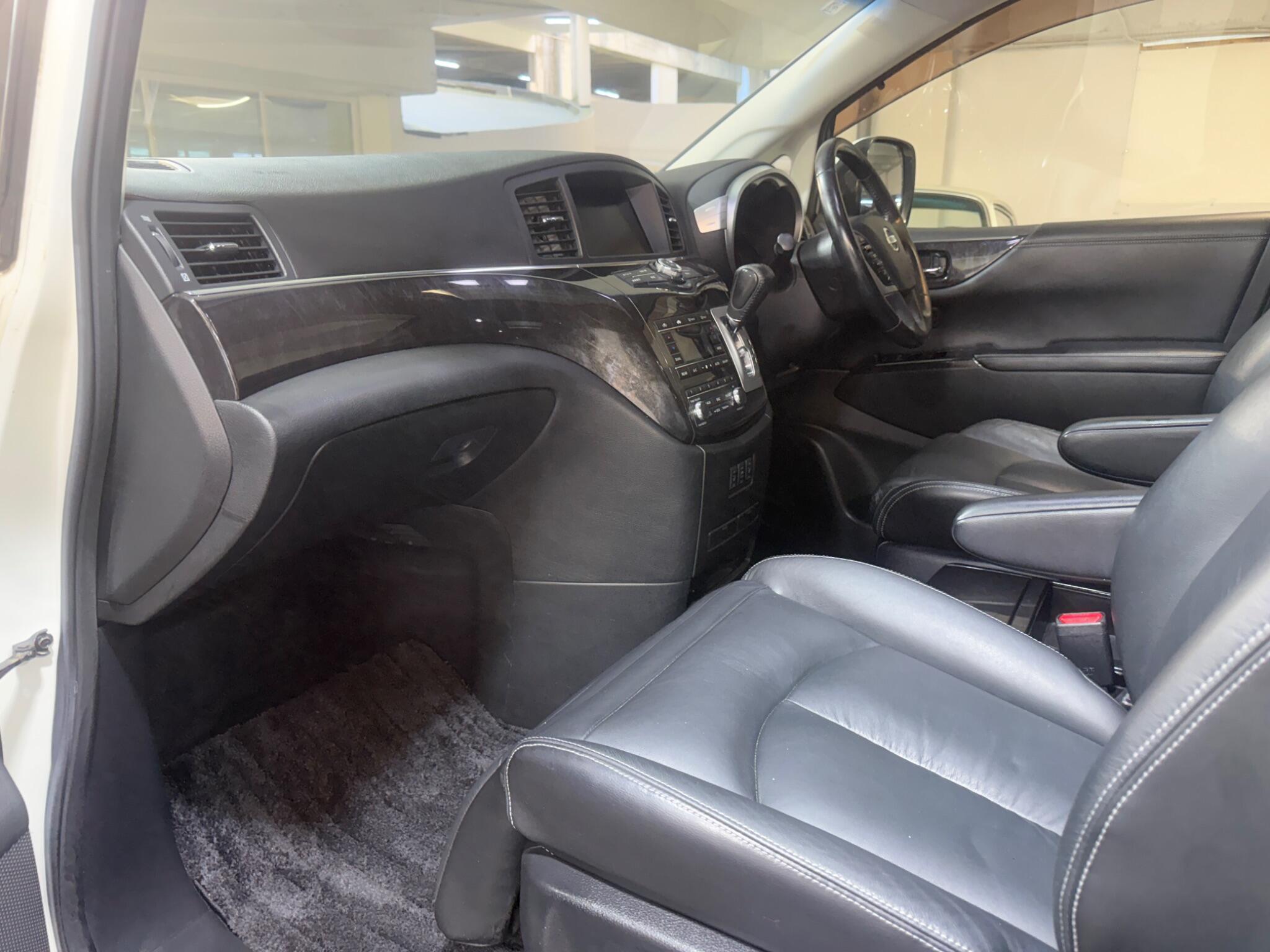 Nissan Elgrand - Image 11