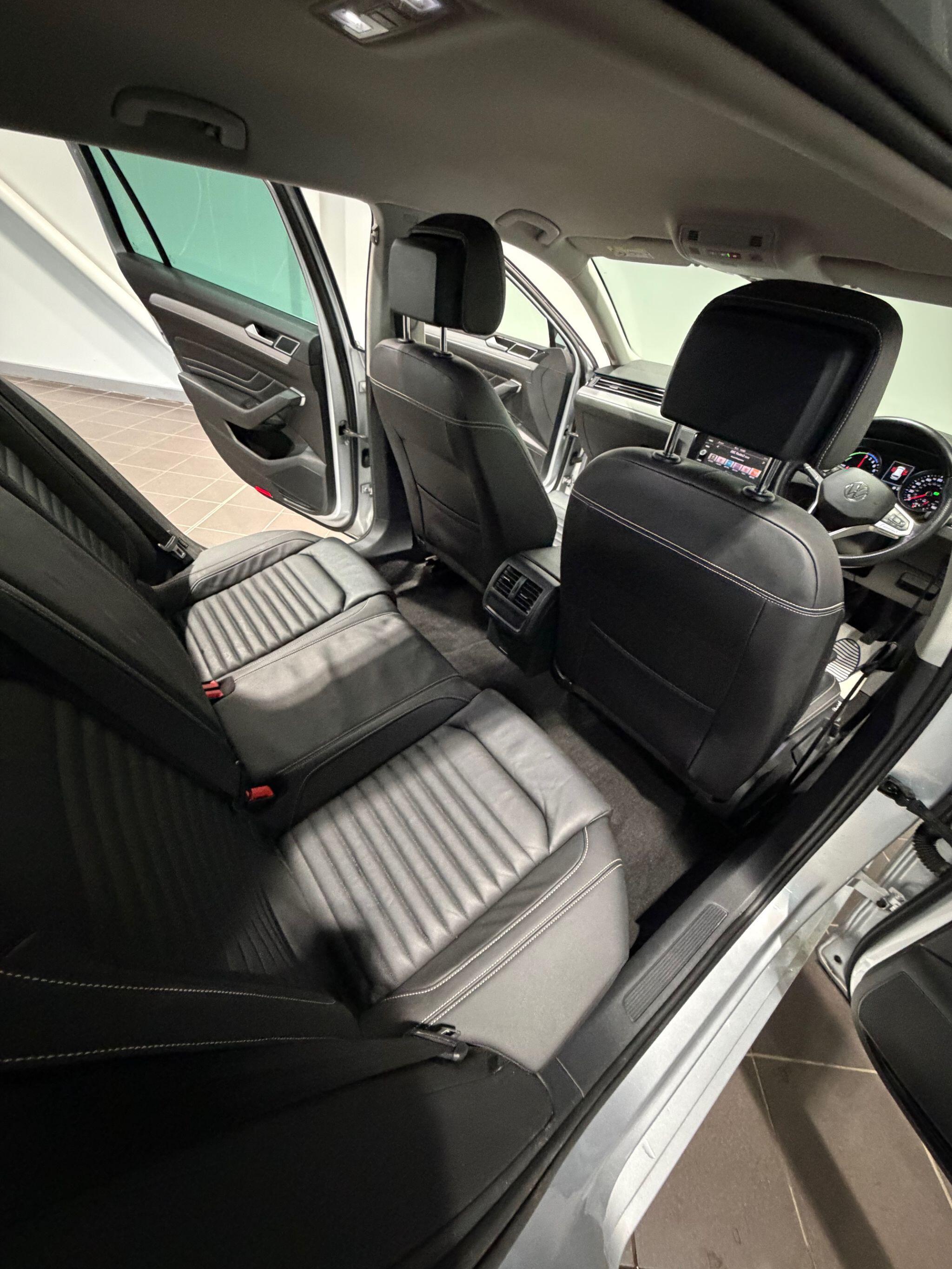 Volkswagen Passat - Image 11