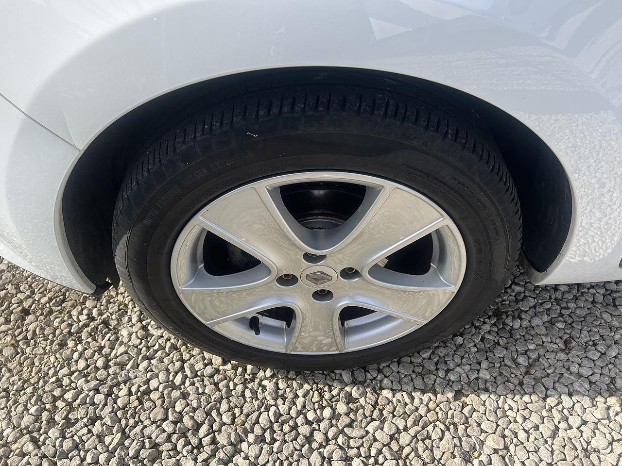 Renault Clio - Image 19