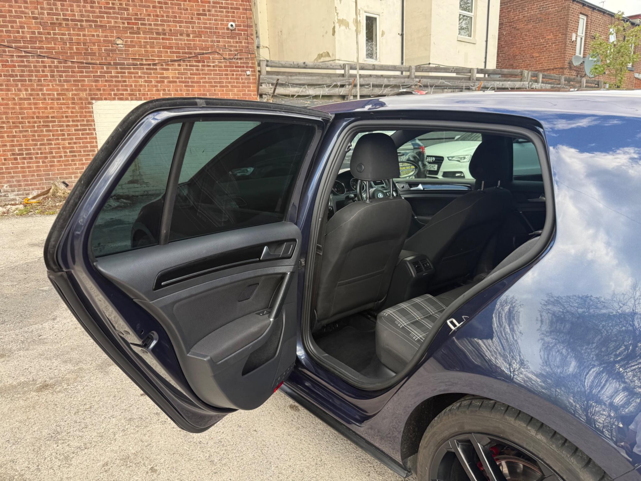 Volkswagen Golf - Image 26