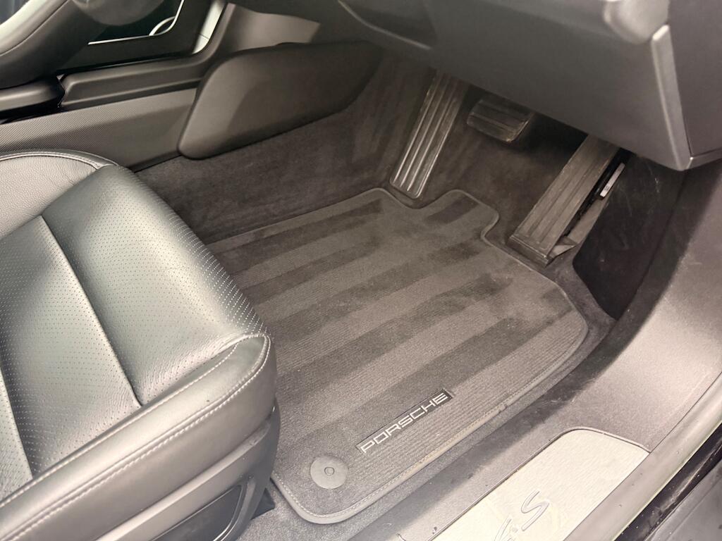 Porsche Taycan - Image 30