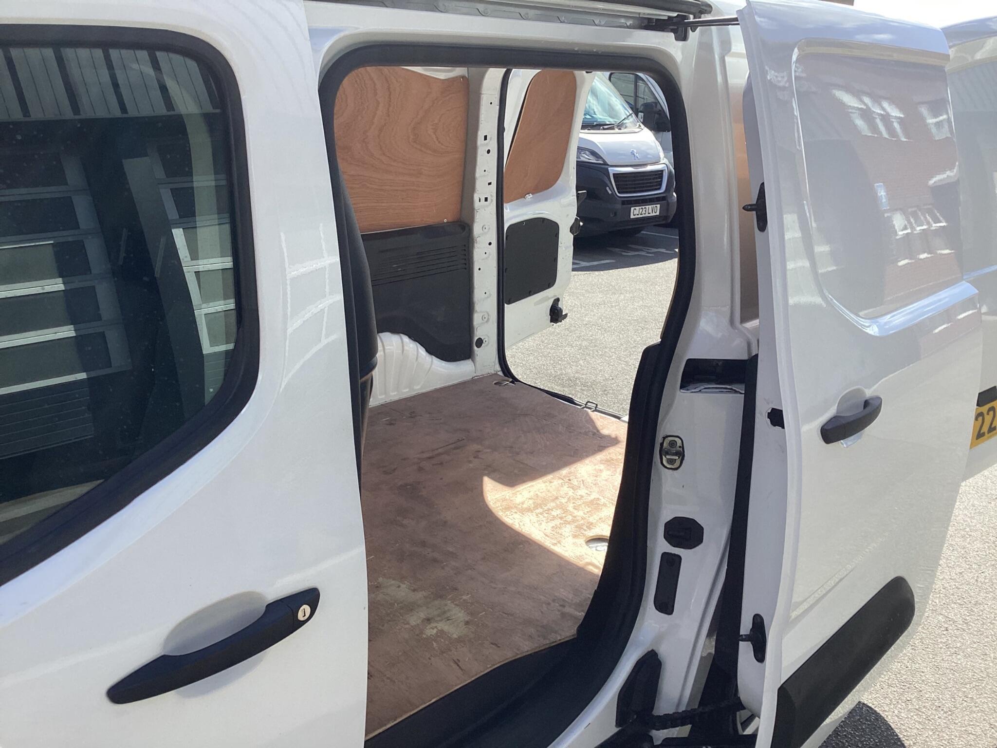 Vauxhall Combo - Image 13