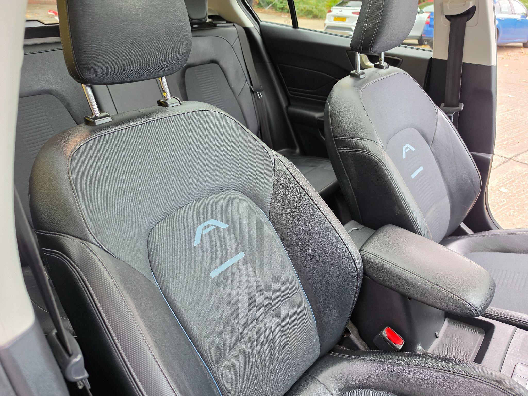 Ford Focus - Image 18