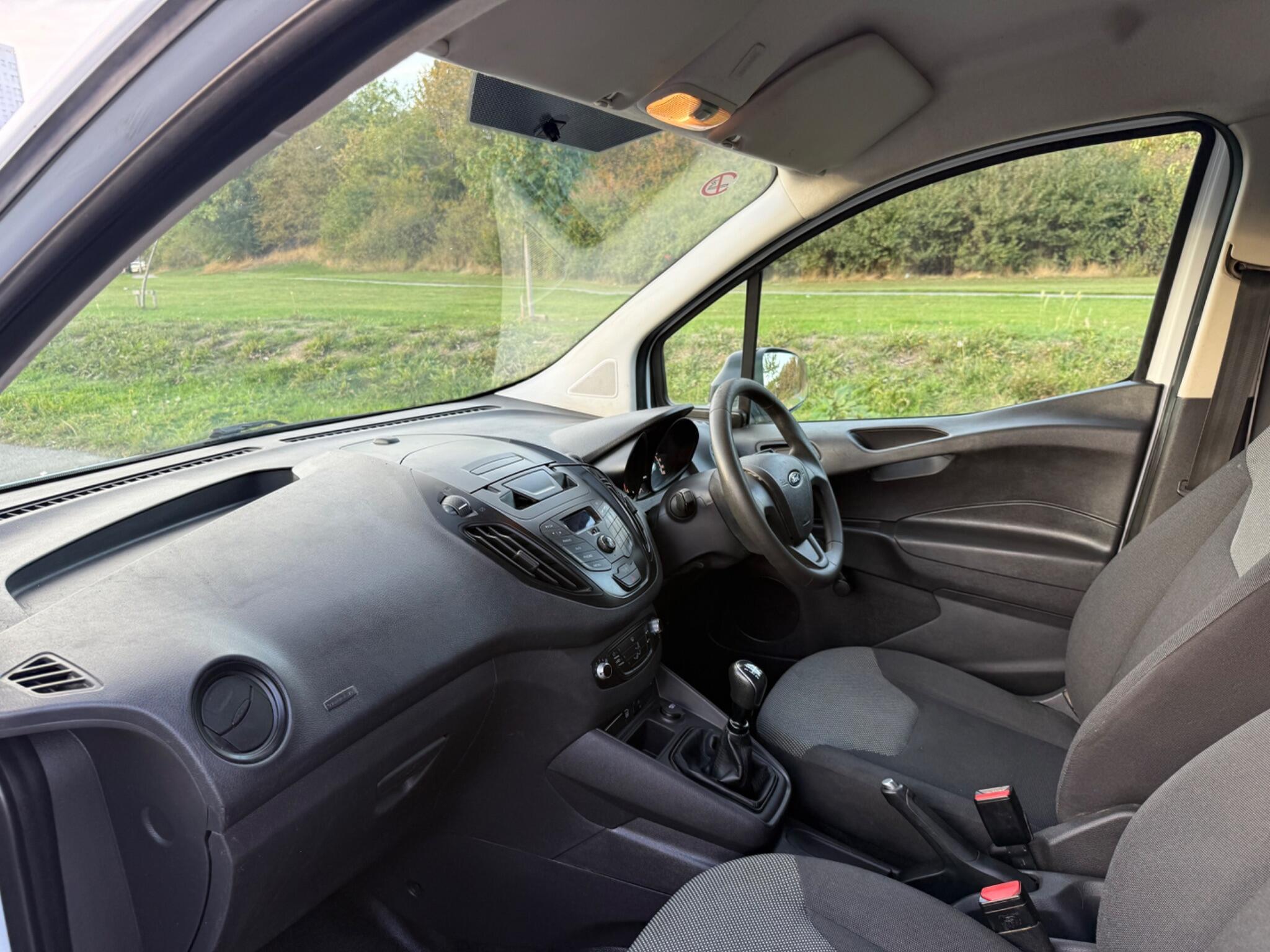 Ford Transit Courier - Image 11