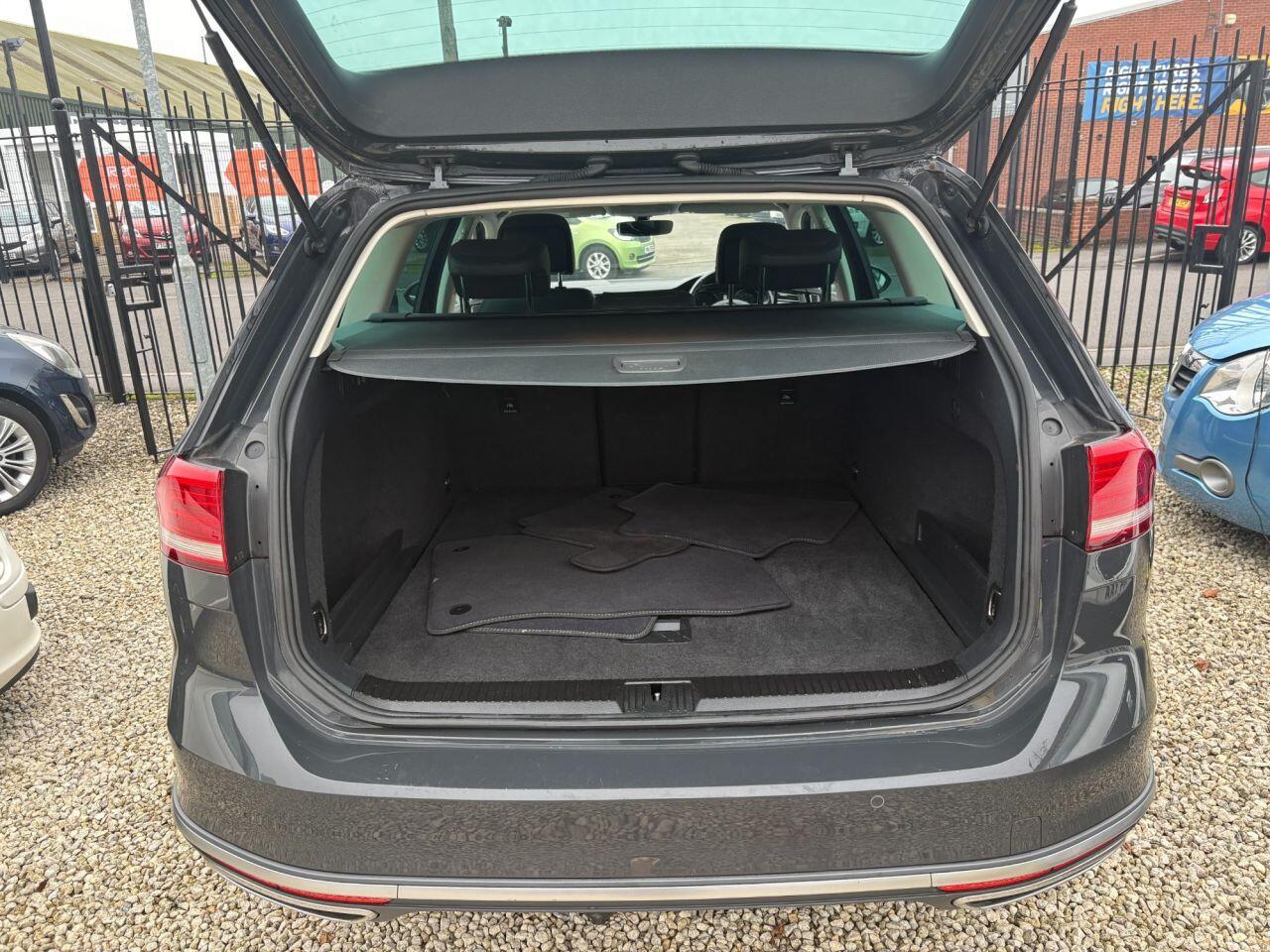 Volkswagen Passat - Image 11