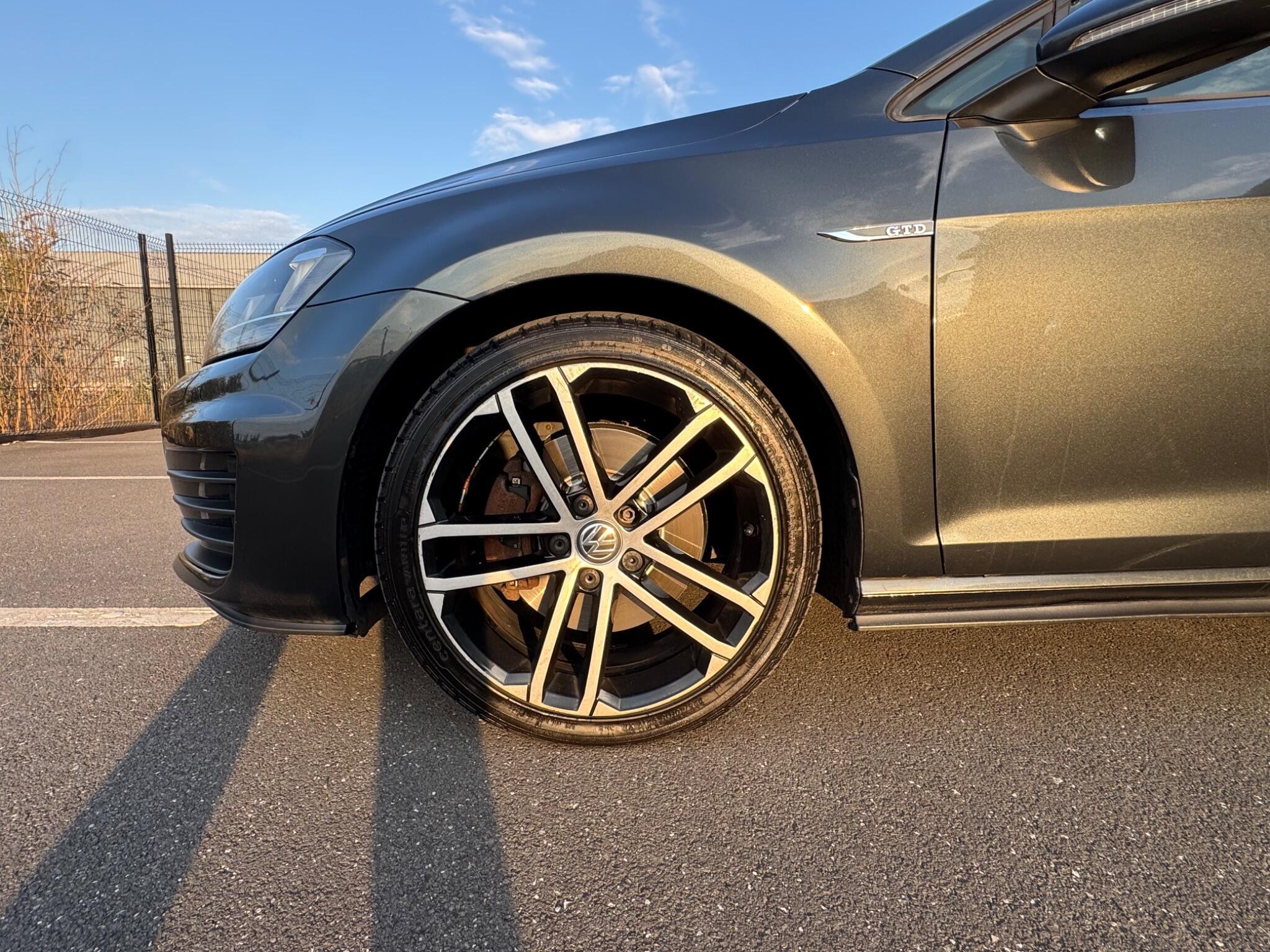 Volkswagen Golf - Image 18