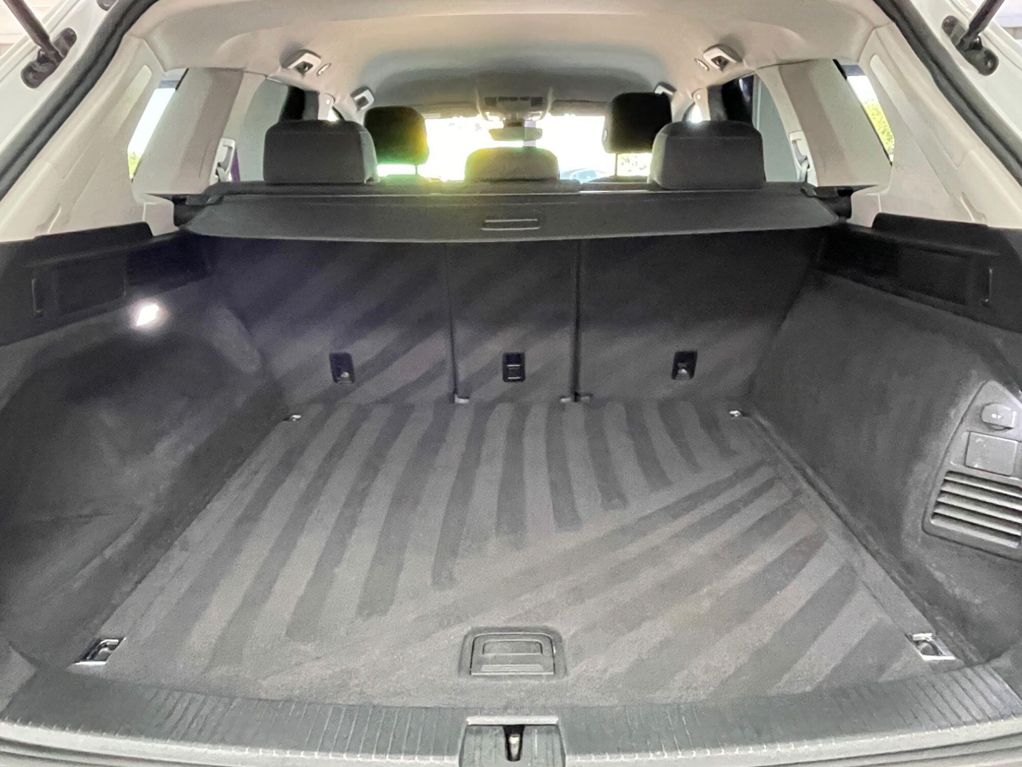 Volkswagen Touareg - Image 18