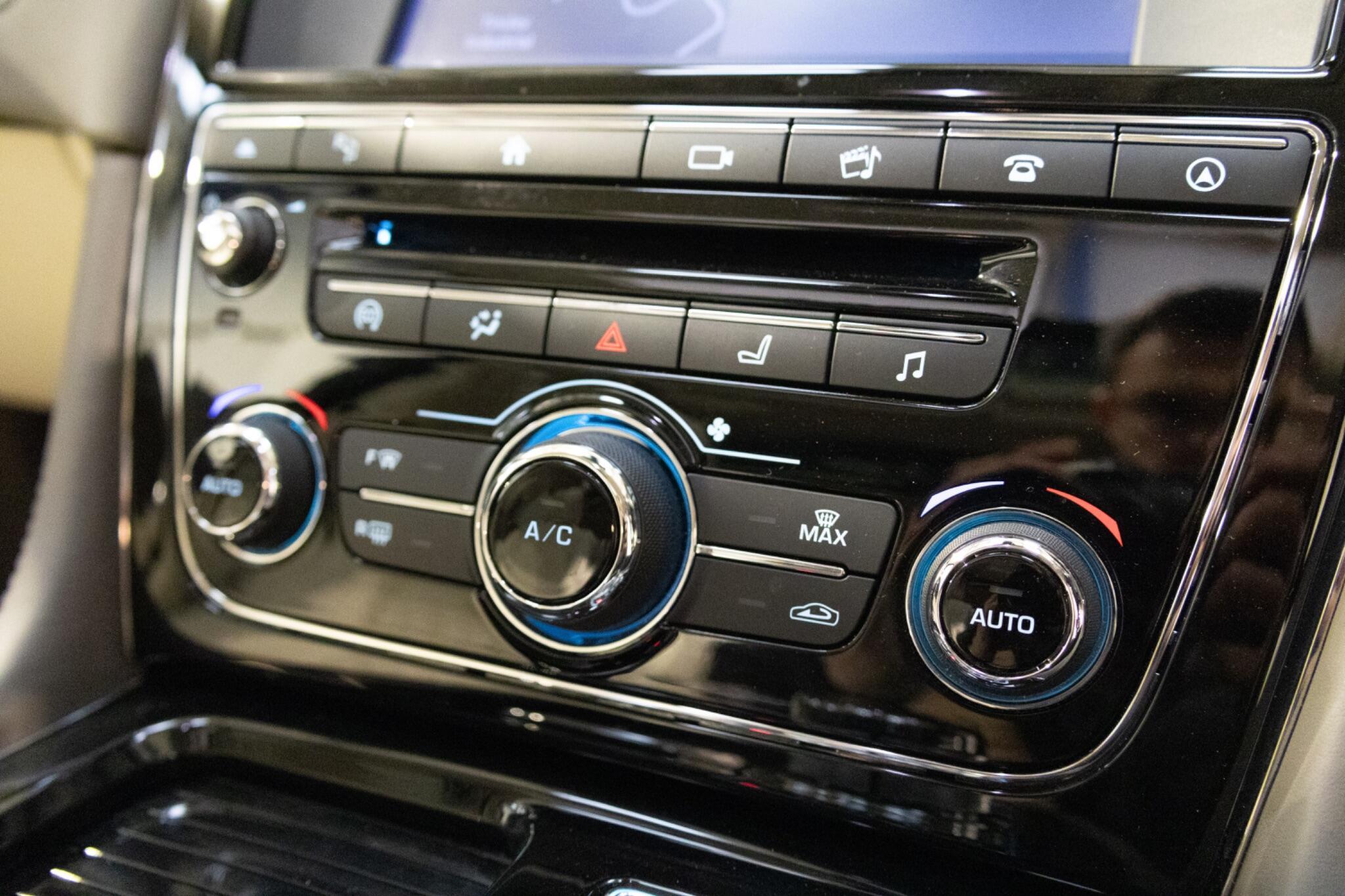 Jaguar XJ - Image 27