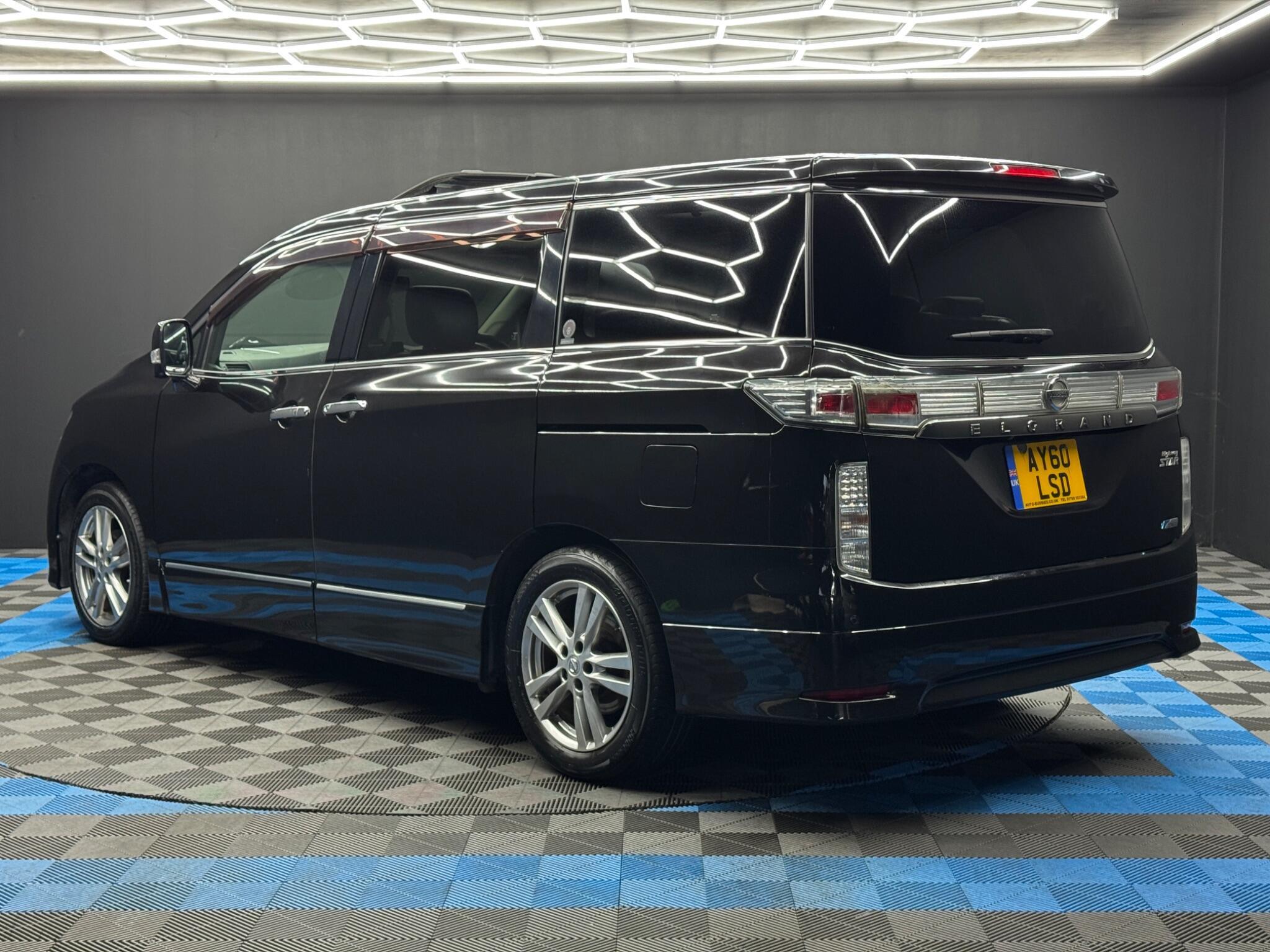 Nissan Elgrand - Image 7