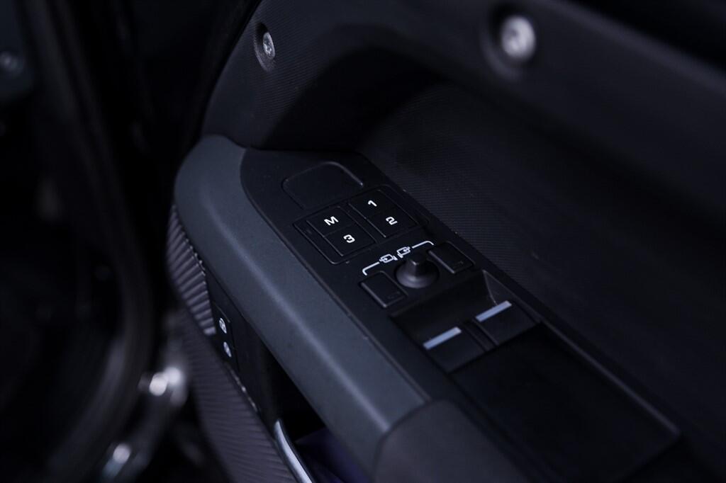 Land Rover Defender 90 - Image 31