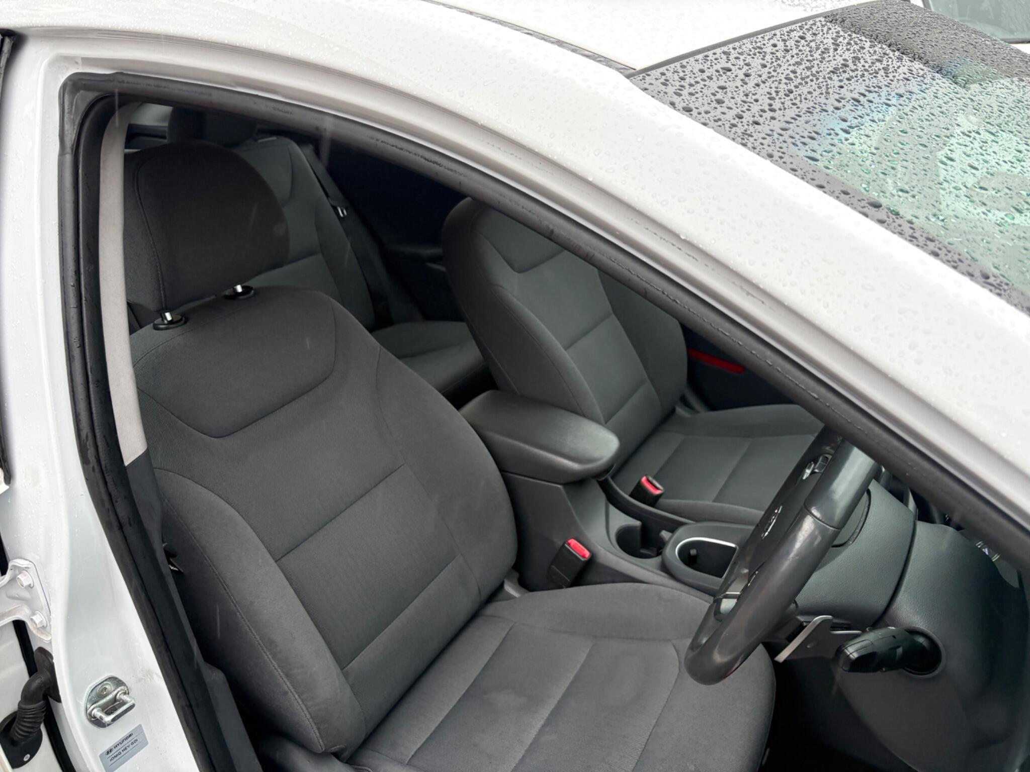 Hyundai Ioniq - Image 10