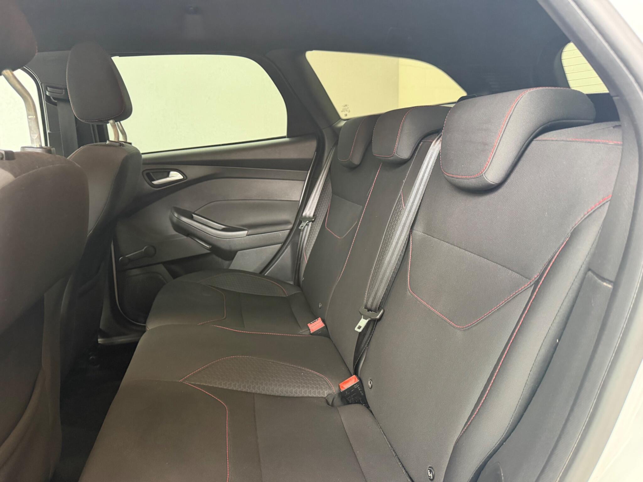 Ford Focus - Image 18