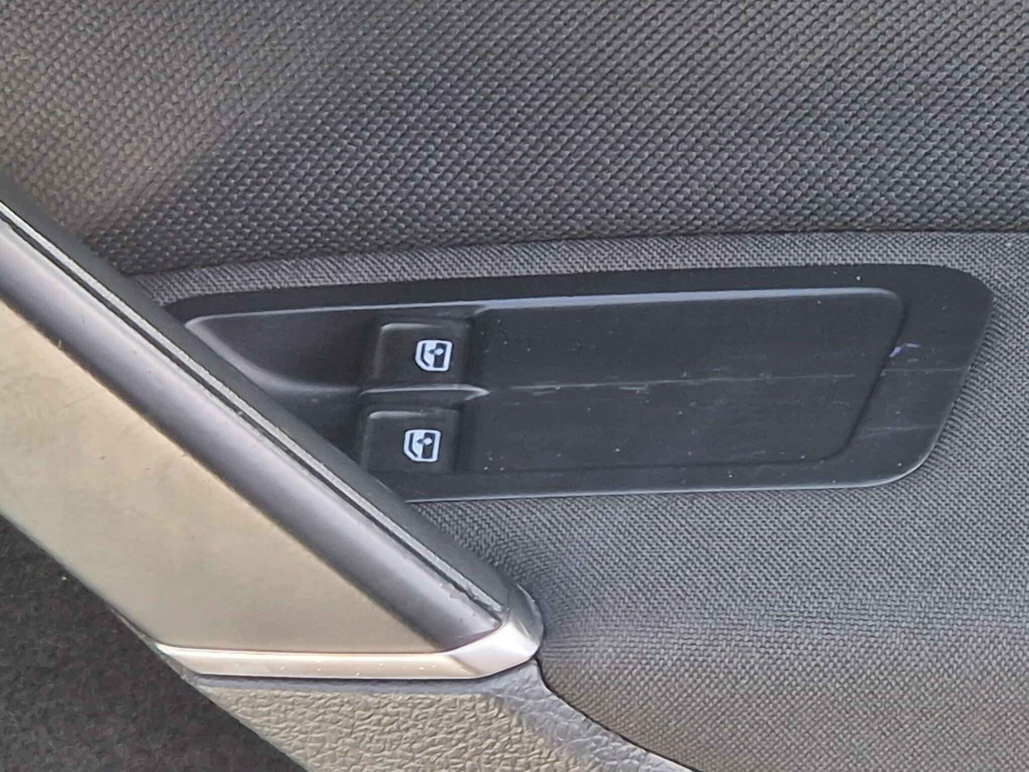 Volkswagen Golf - Image 32