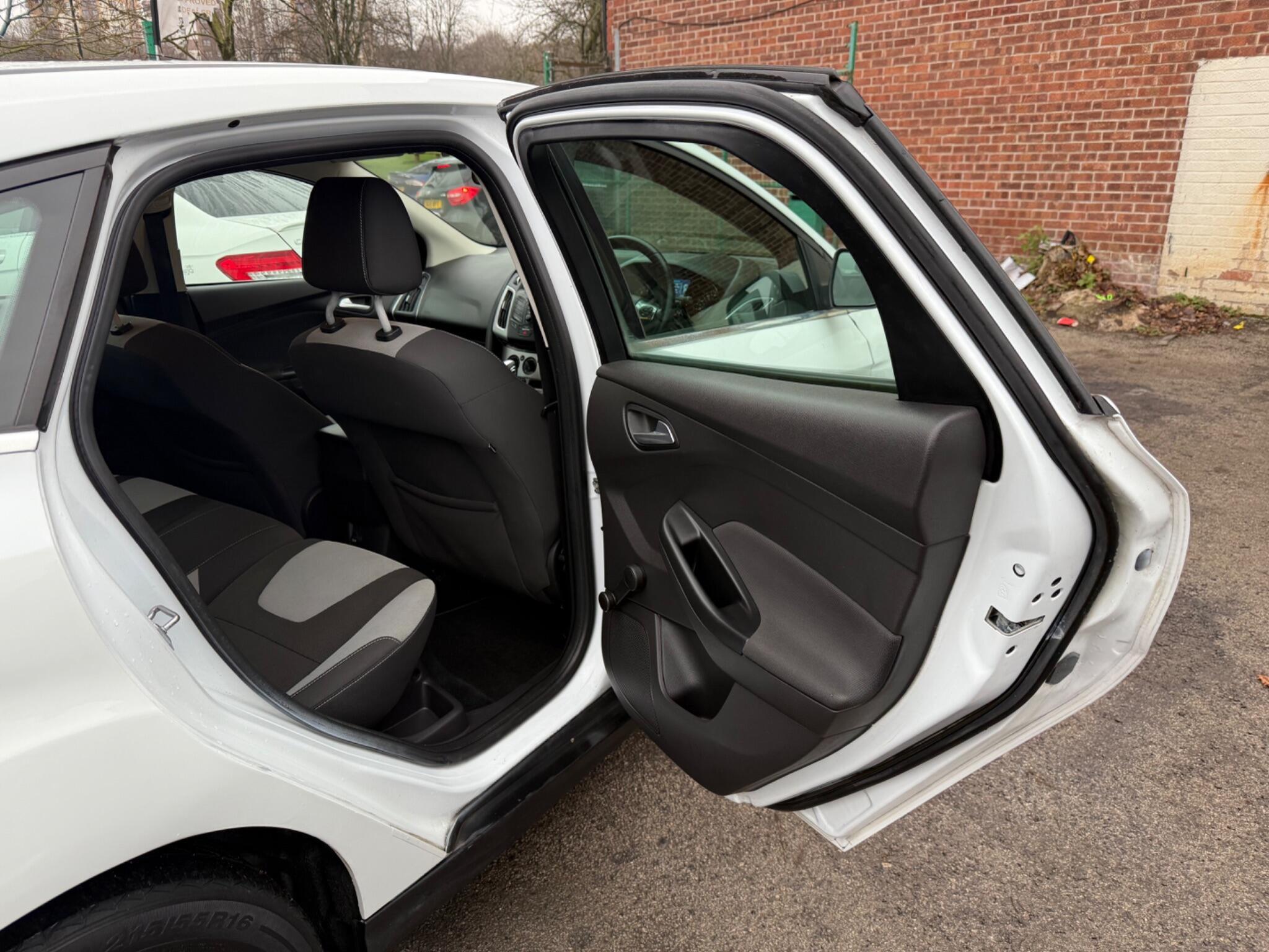 Ford Focus - Image 21