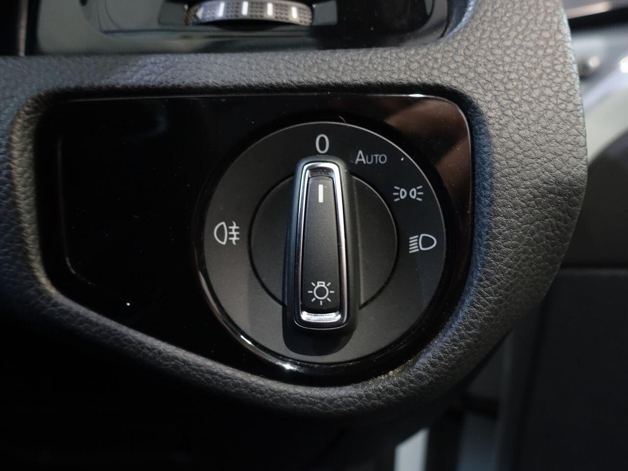 Volkswagen Golf - Image 25