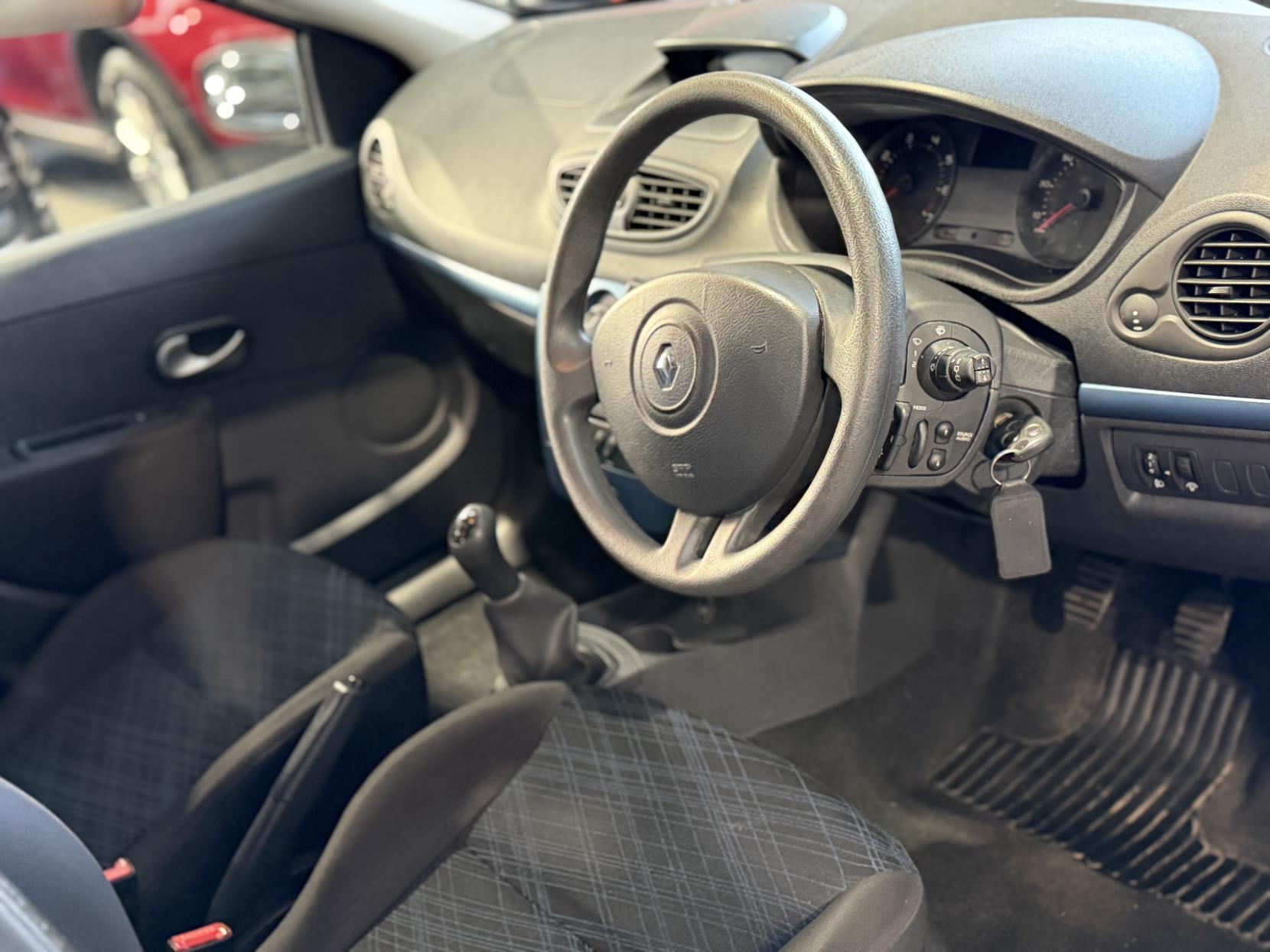 Renault Clio - Image 20