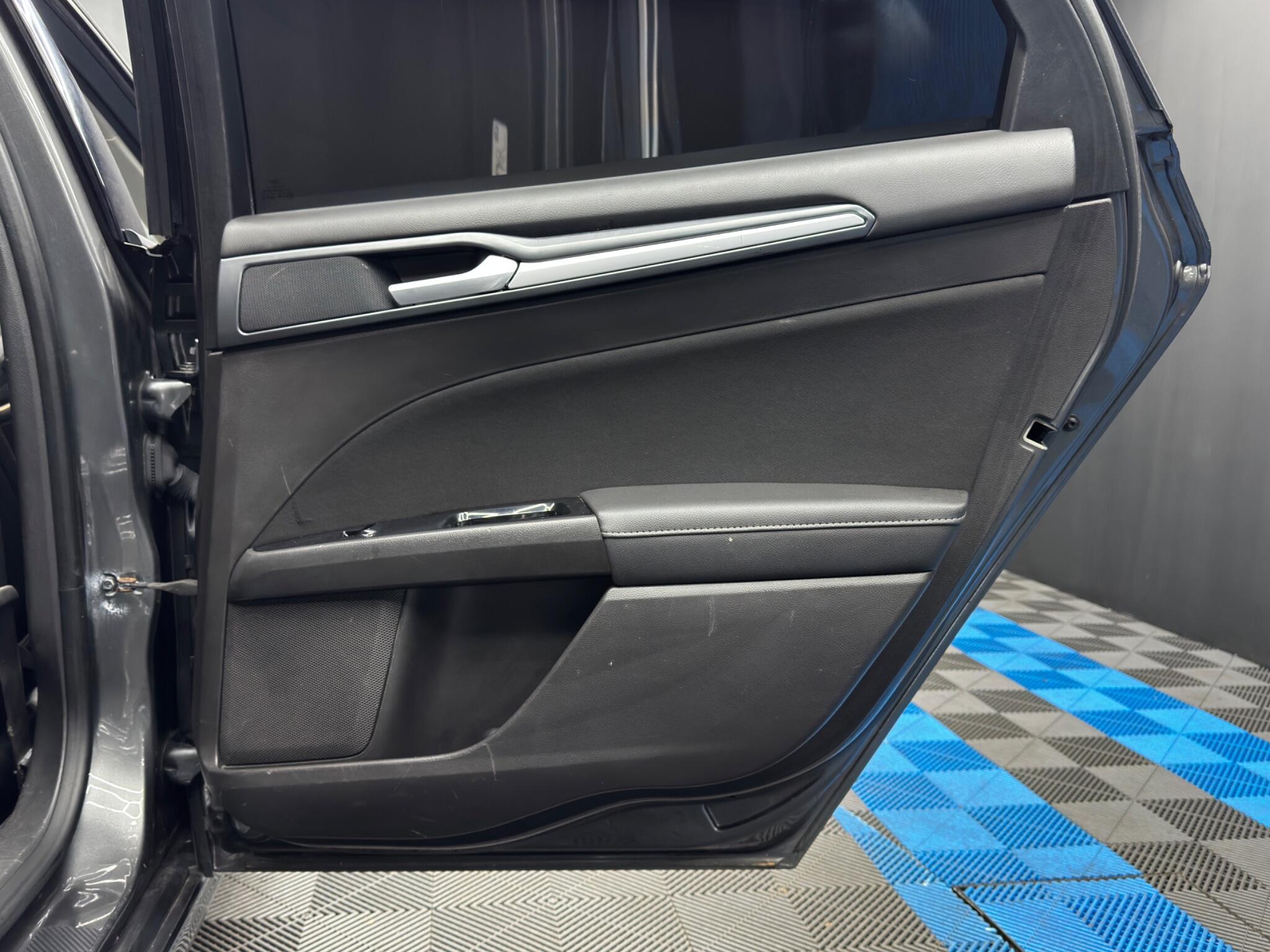 Ford Mondeo - Image 39