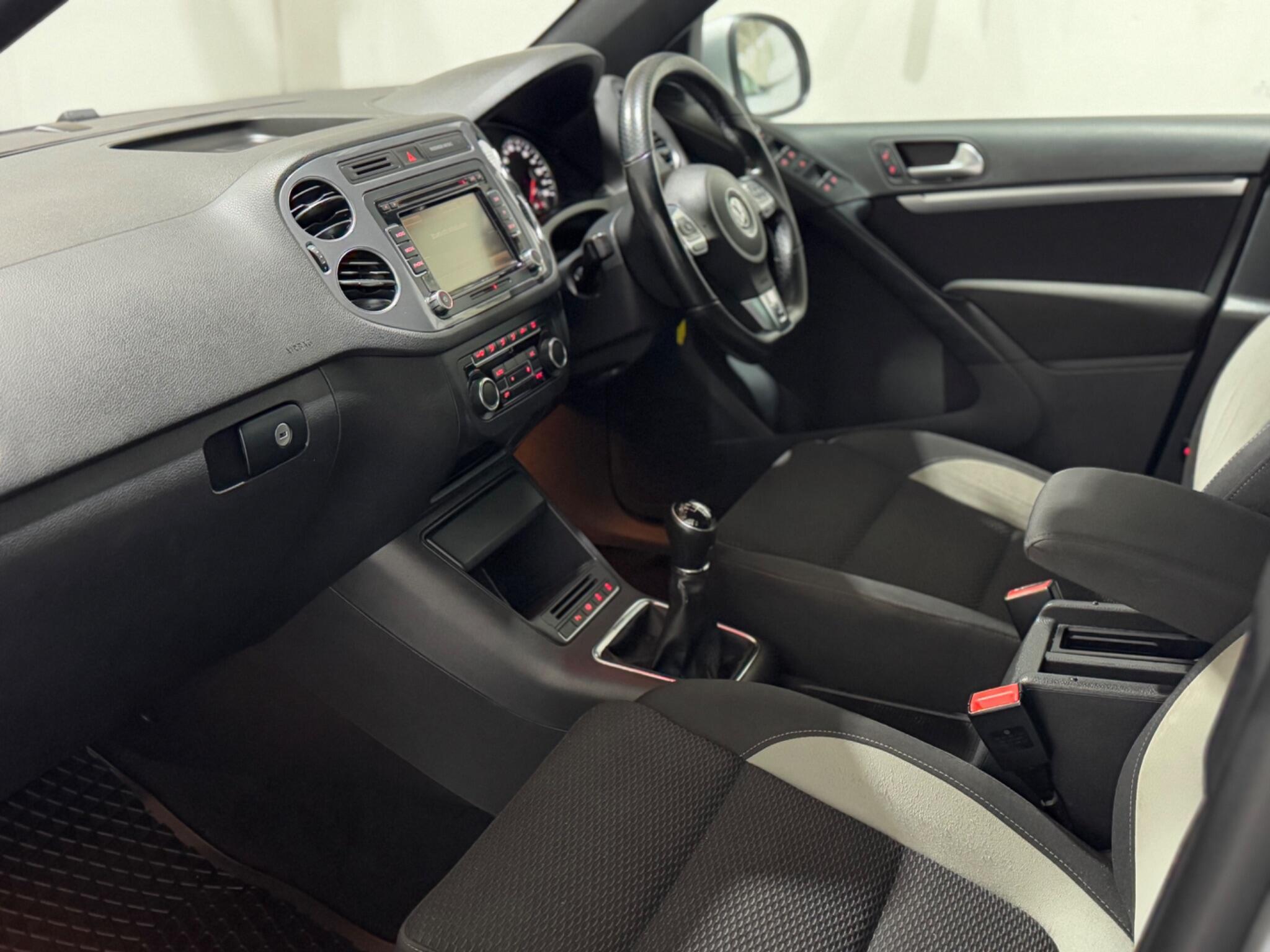 Volkswagen Tiguan - Image 35