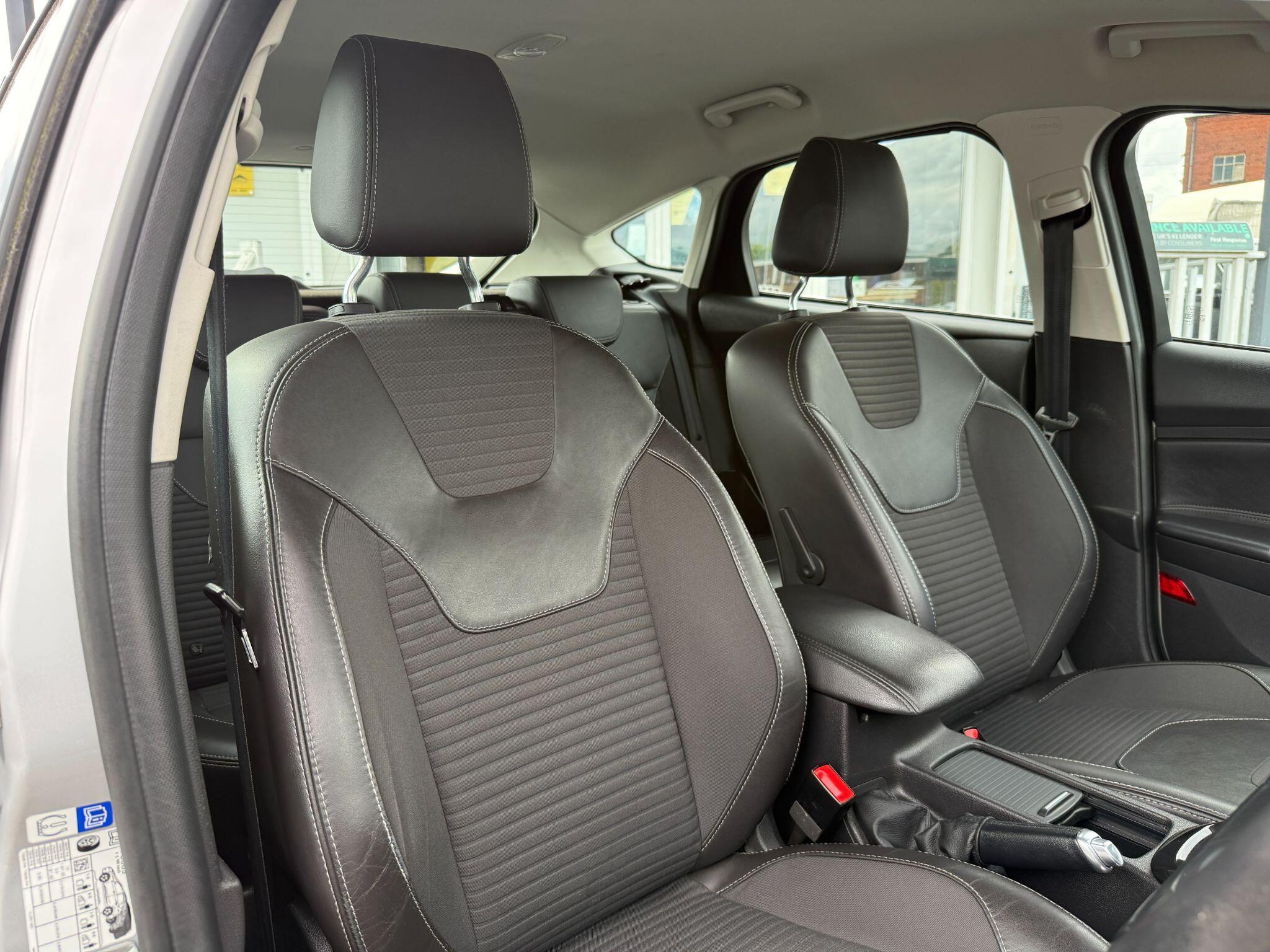 Ford Focus - Image 27
