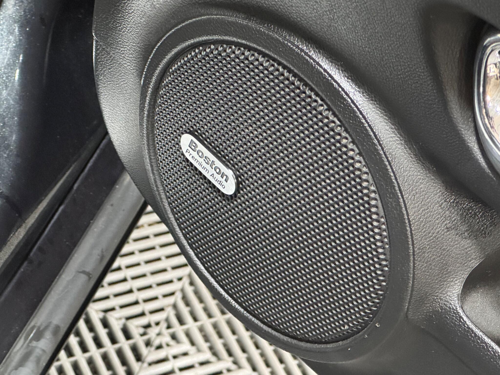 Chevrolet Camaro - Image 13